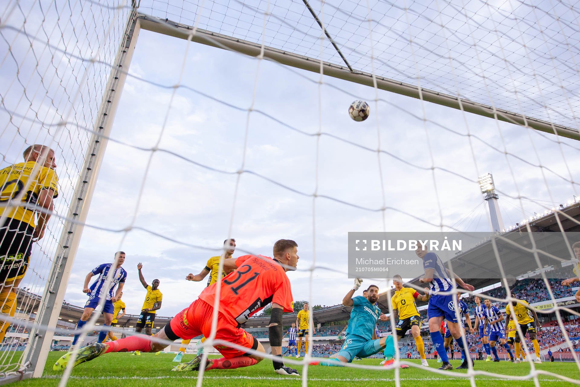 IFK Göteborgs målvakt Giannis Anestis bredvid Kolbeinn Sigthorsson som missar en målchans i slutet av fotbollsmatchen i Allsvenskan mellan IFK Göteborg och Elfsborg den 5 juli 2021 i Göteborg.