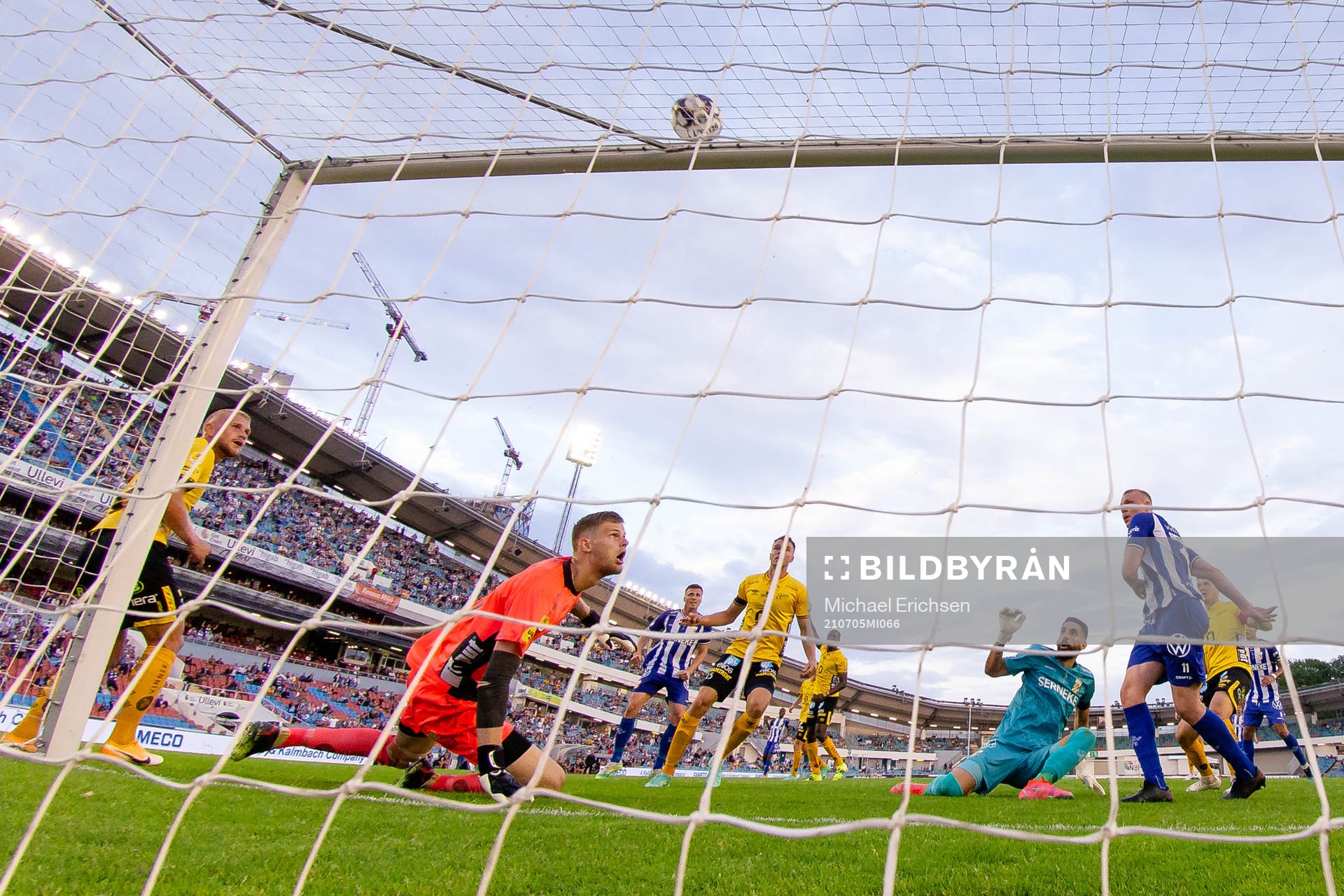 IFK Göteborgs målvakt Giannis Anestis bredvid Kolbeinn Sigthorsson som missar en målchans i slutet av fotbollsmatchen i Allsvenskan mellan IFK Göteborg och Elfsborg den 5 juli 2021 i Göteborg. 