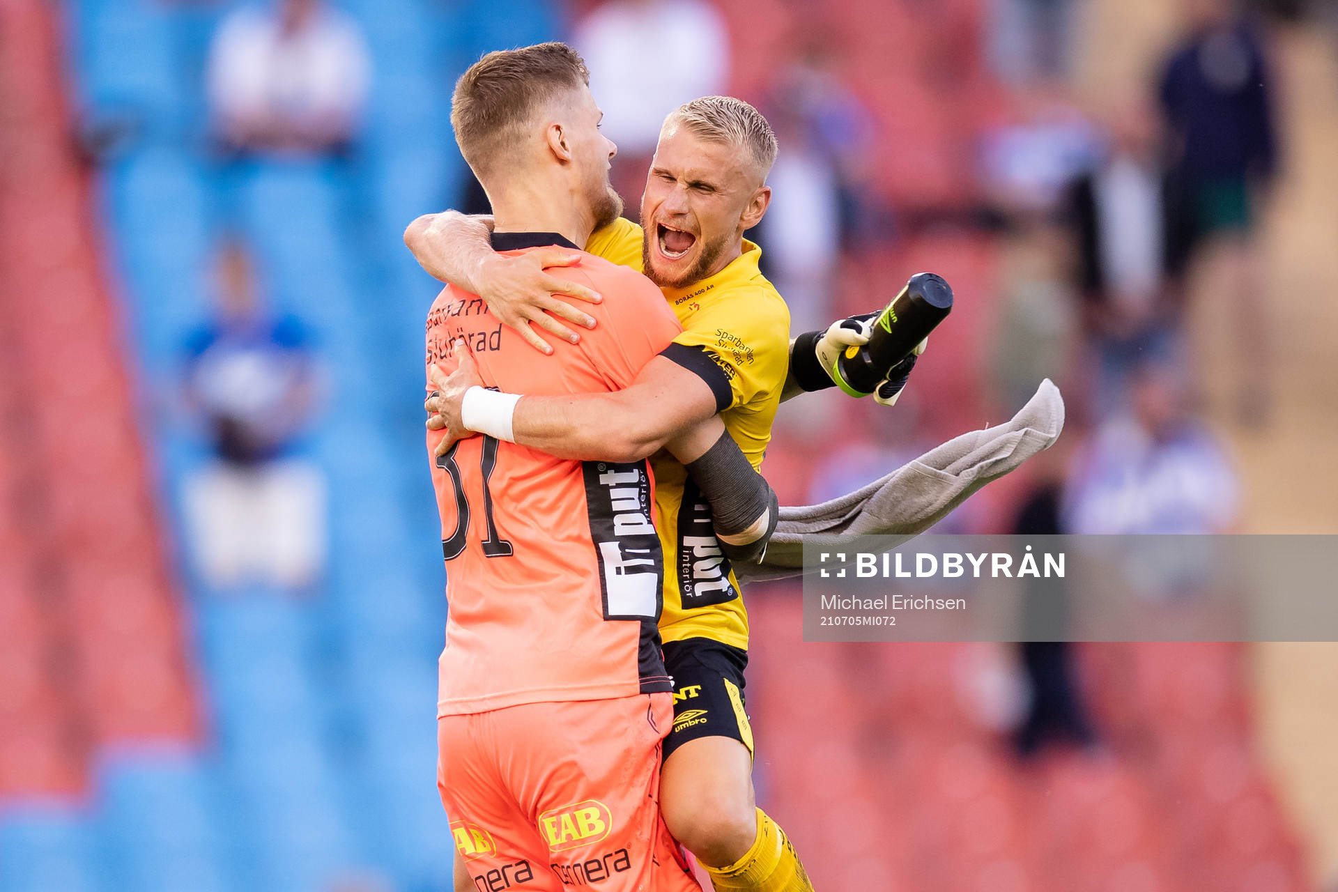 Elfsborgs målvakt Tim Rönning och Simon Strand jublar