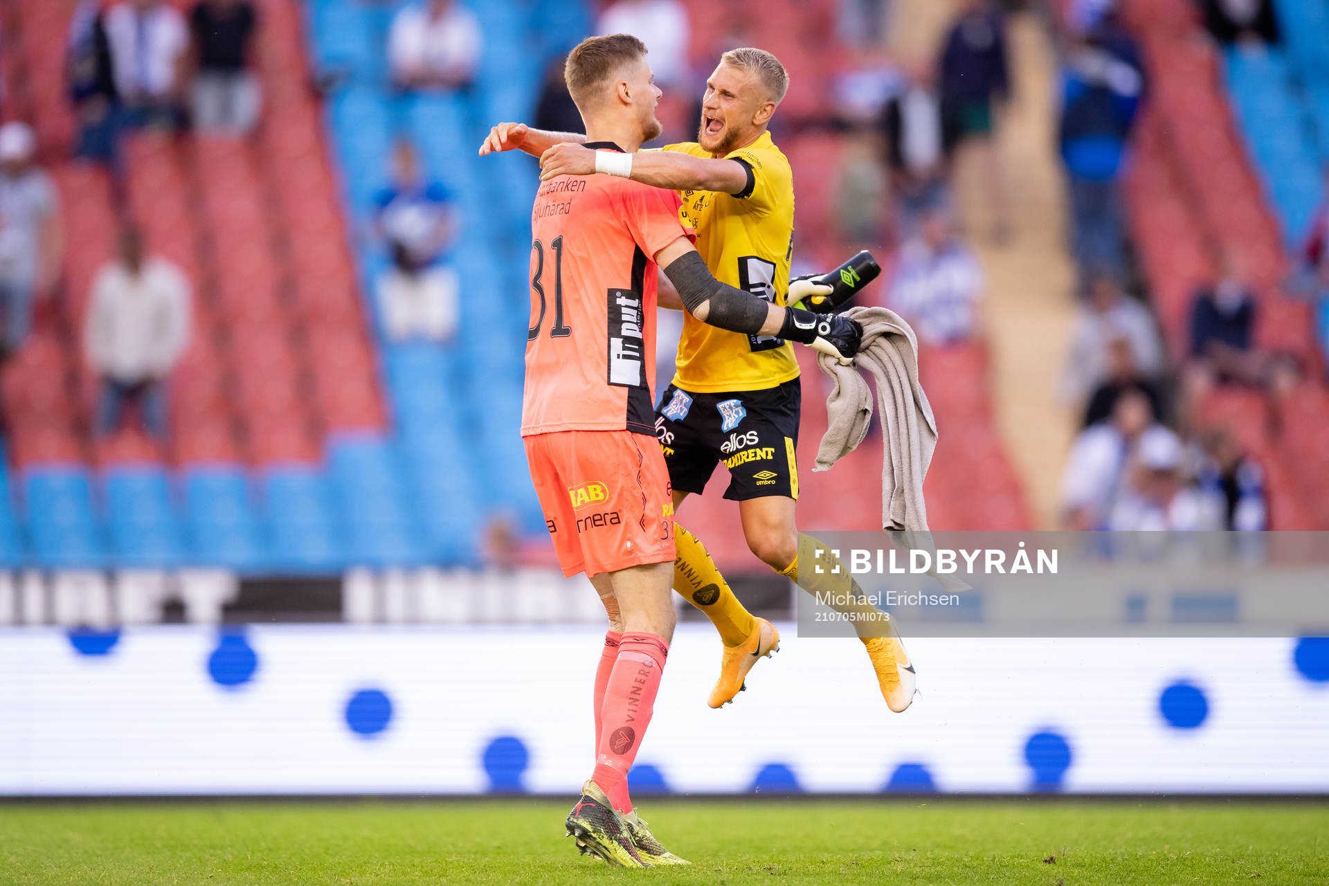 Elfsborgs målvakt Tim Rönning och Simon Strand jublar