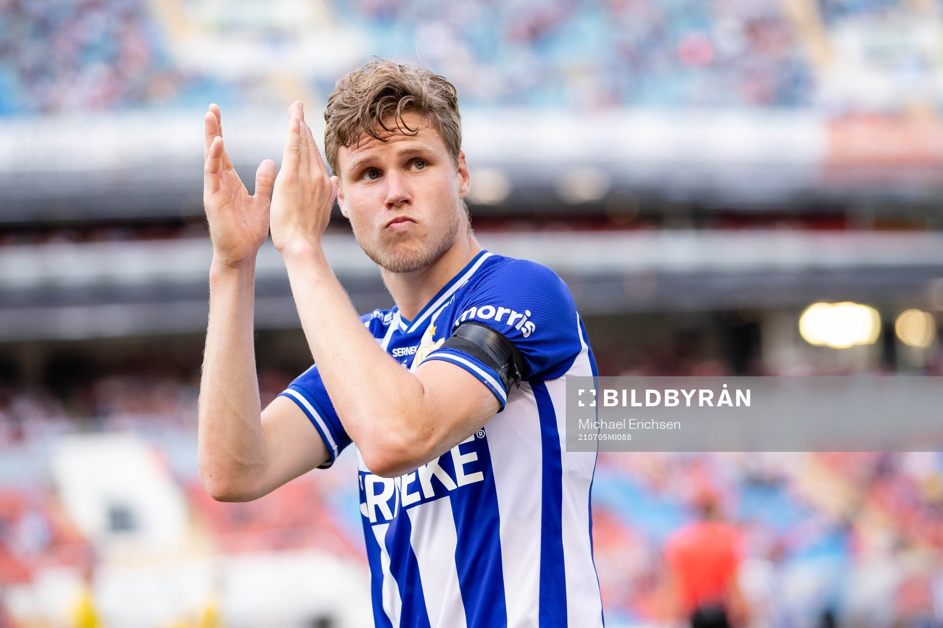 IFK Göteborgs Gustaf Norlin tackar publiken när han byts