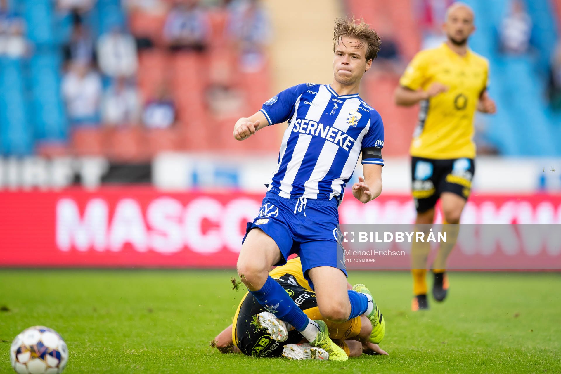 Elfsborgs Frederik Holst tacklar IFK Göteborgs August