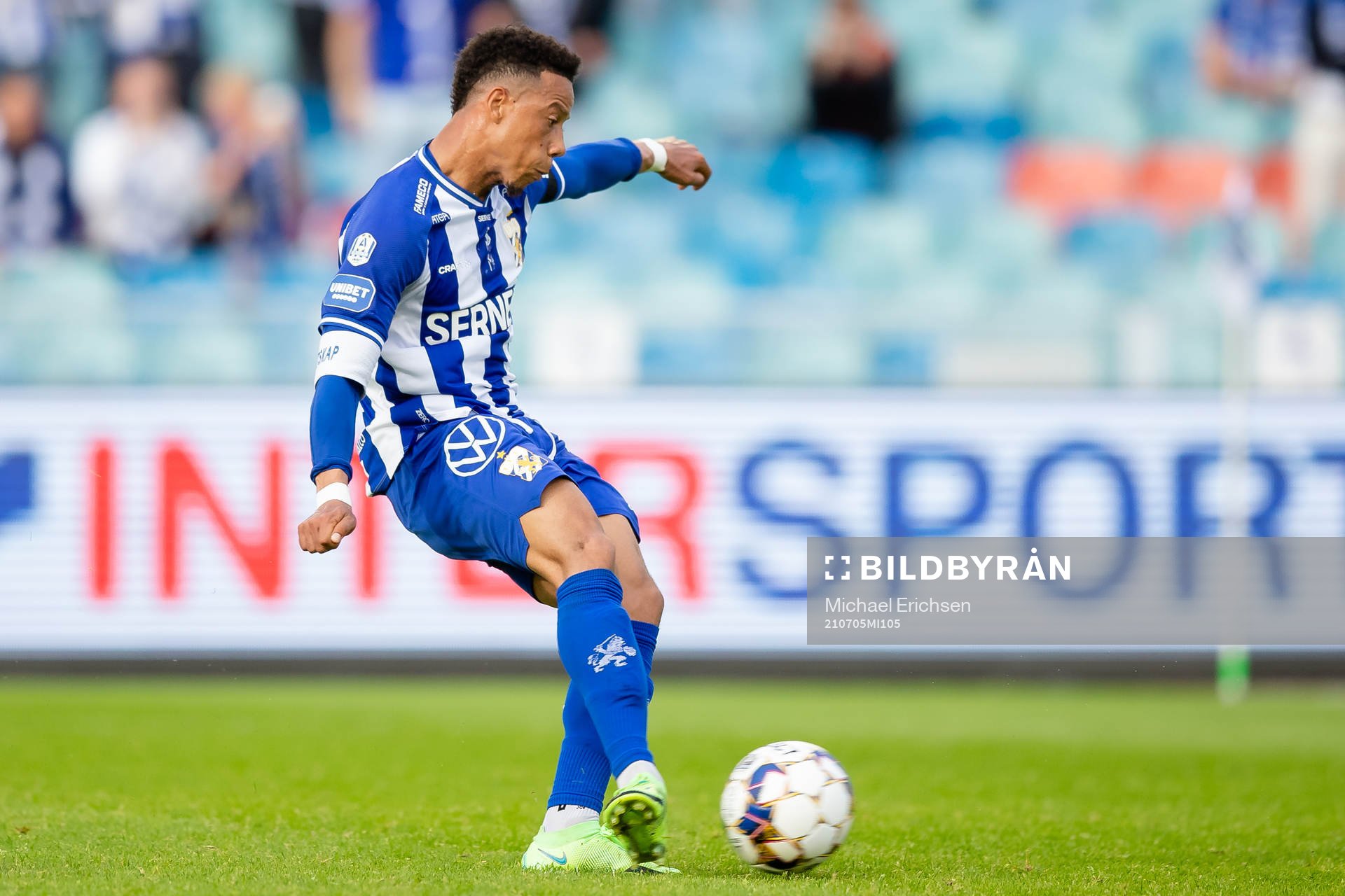 IFK Göteborgs Tobias Sana skjuter en straff som Elfsborgs