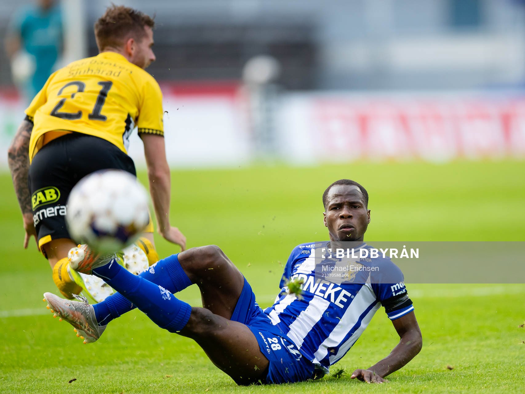 Elfsborgs Rasmus Alm glidtacklas av IFK Göteborgs Alhassan