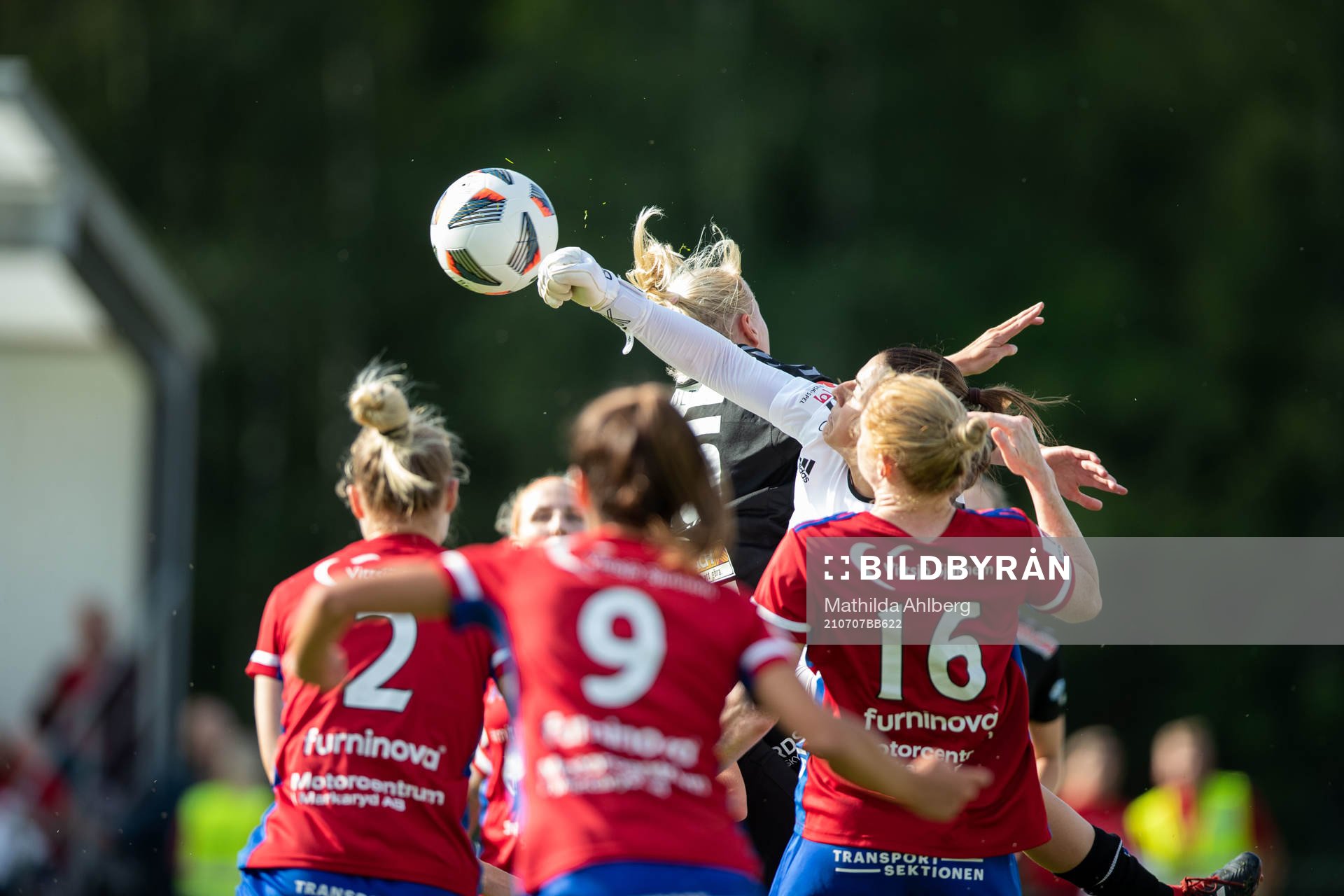 Vittsjös målvakt Sabrina D'Angelo boxar undan bollen