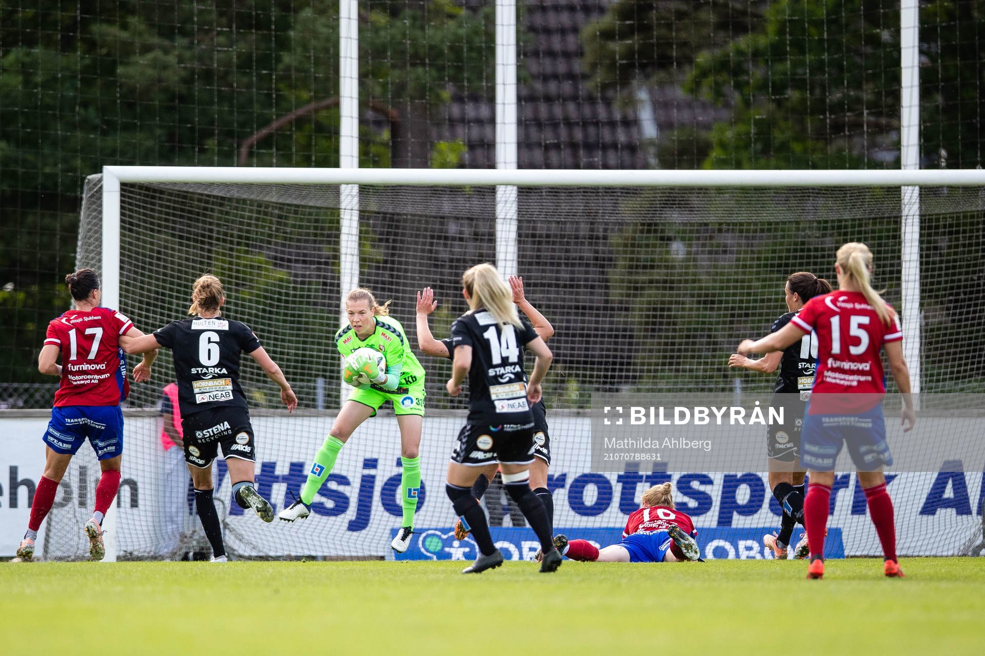 Kristianstads målvakt Melina Loeck räddar