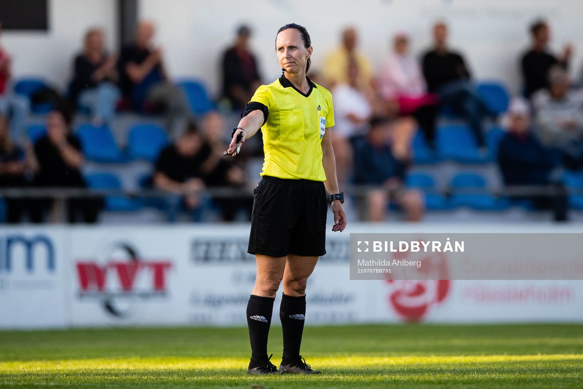 Domare Pernilla Larssonunder fotbollsmatchen i
