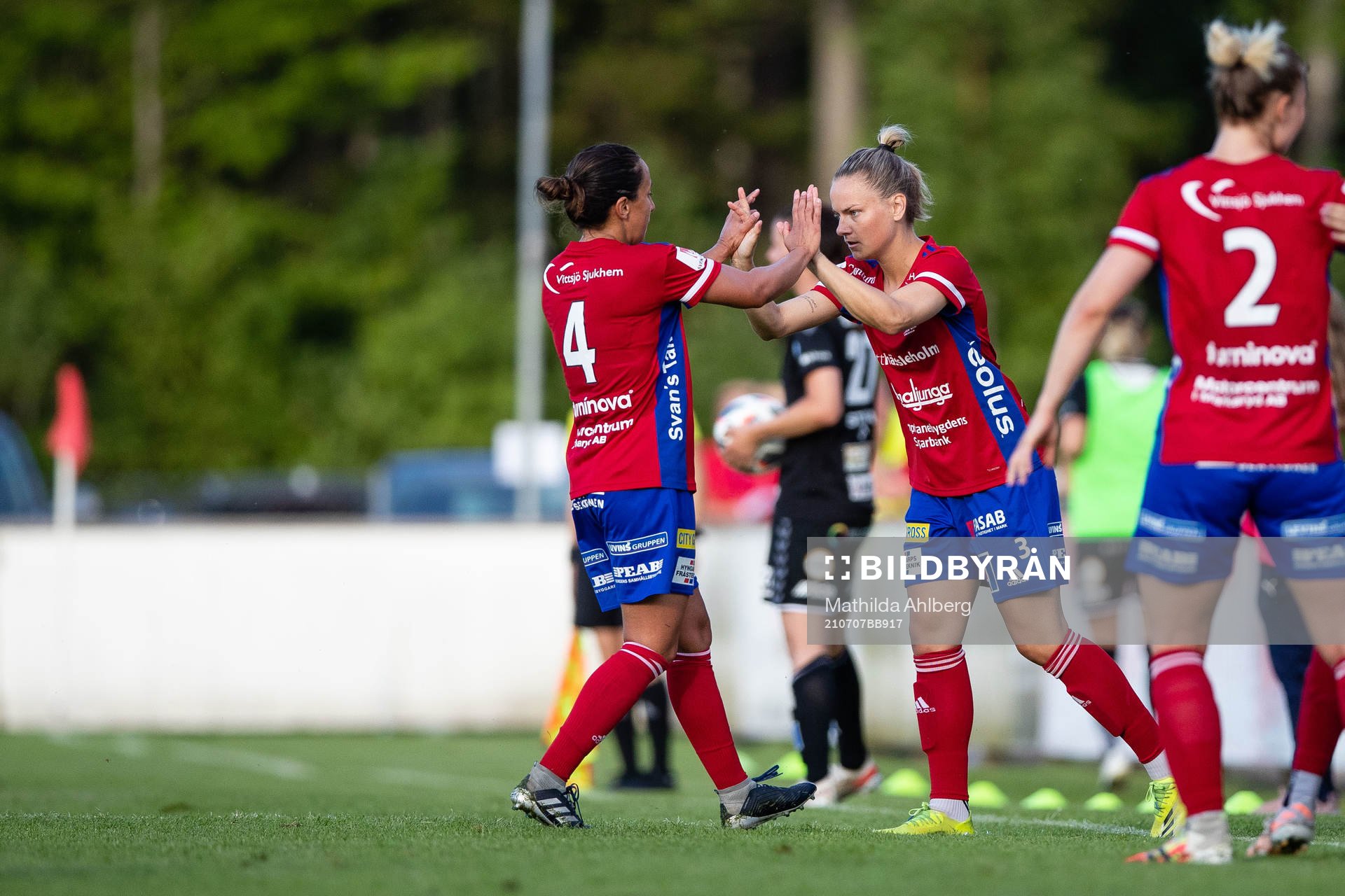 Vittsjös Briana Campos och Julia Tunturi under fotbollsmatchen i Damallsvenskan mellan Vittsjö och Kristianstad den 7 juli 2021 i Vittsjö.