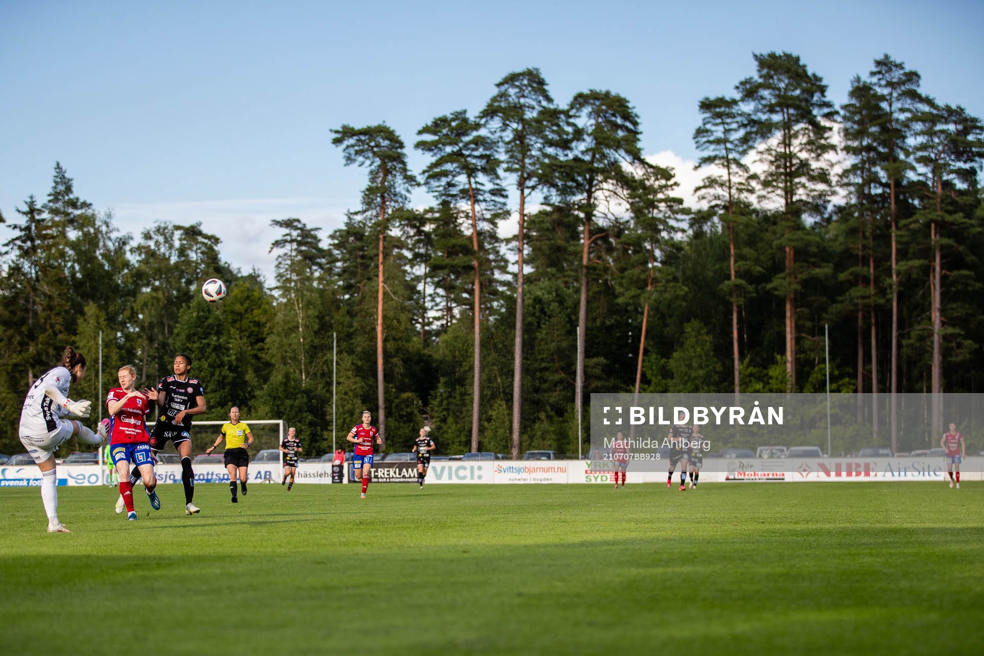 Vittsjös målvakt Sabrina D'Angelo och Clare Polkinghorn