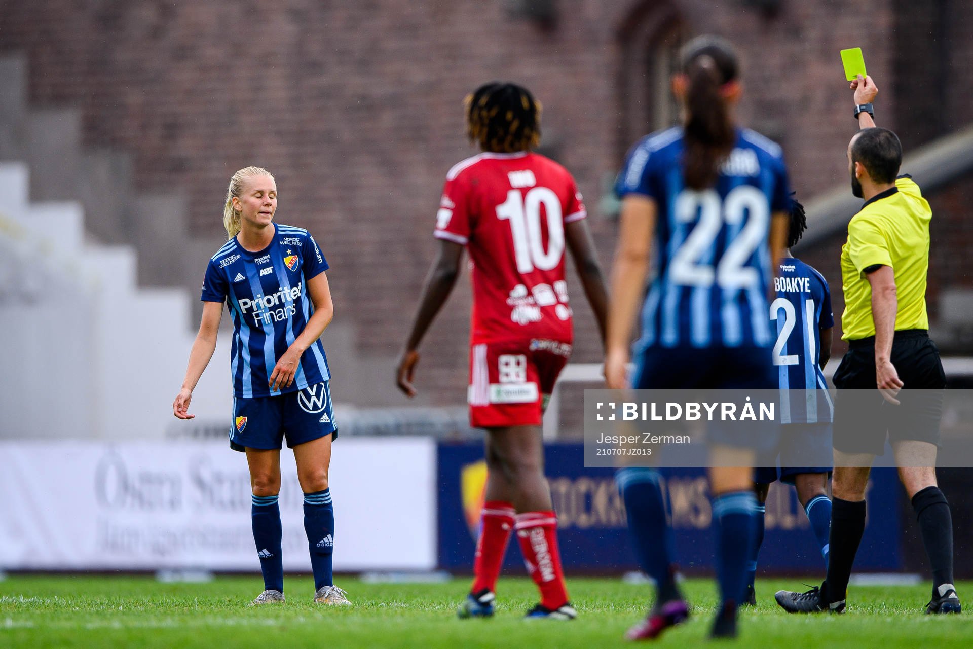 Djurgårdens Nellie Lilja får en varning