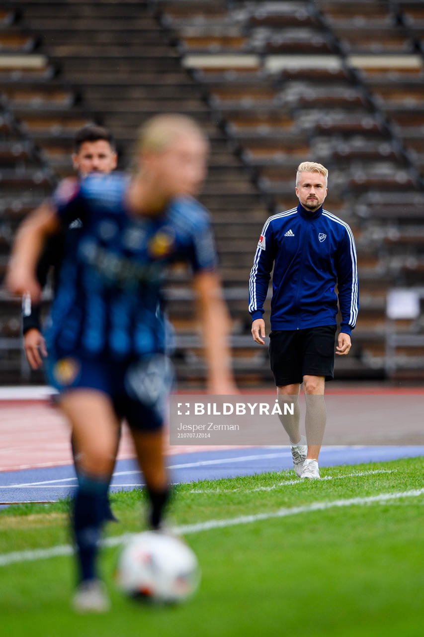 Djurgårdens tränare Pierre Fondin under fotbollsmatchen i Damallsvenskan mellan Djurgården och Piteå den 7 juli 2021 i Stockholm. 
