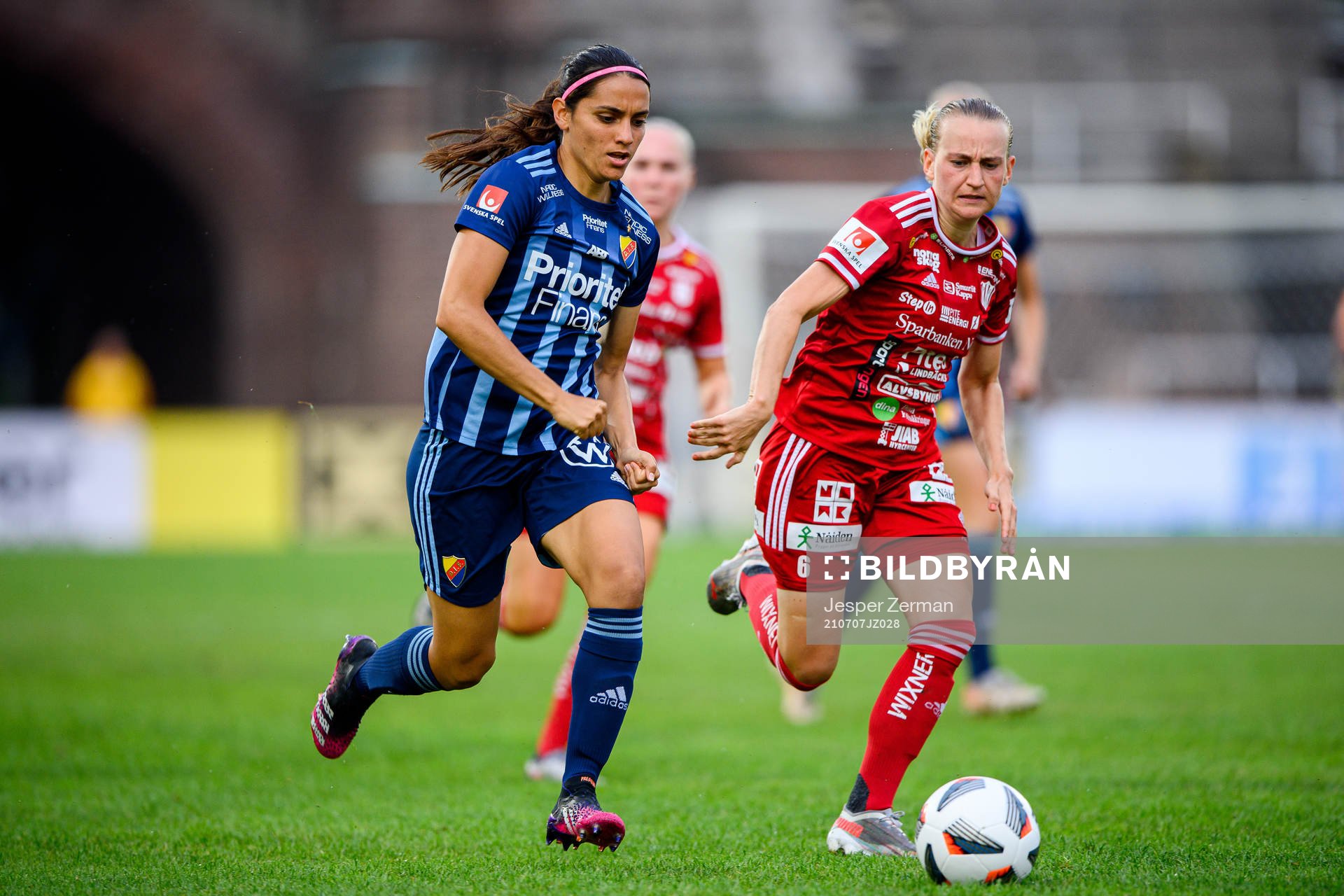 Djurgårdens Daniela Zamora och Piteås Sofia Wännerdahl