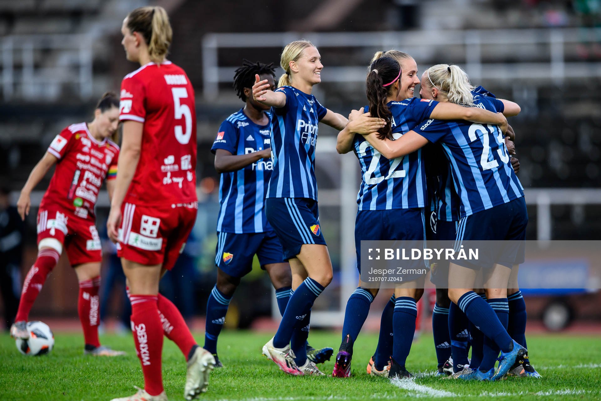 Djurgårdens Nellie Lilja jublar med lagkamrater