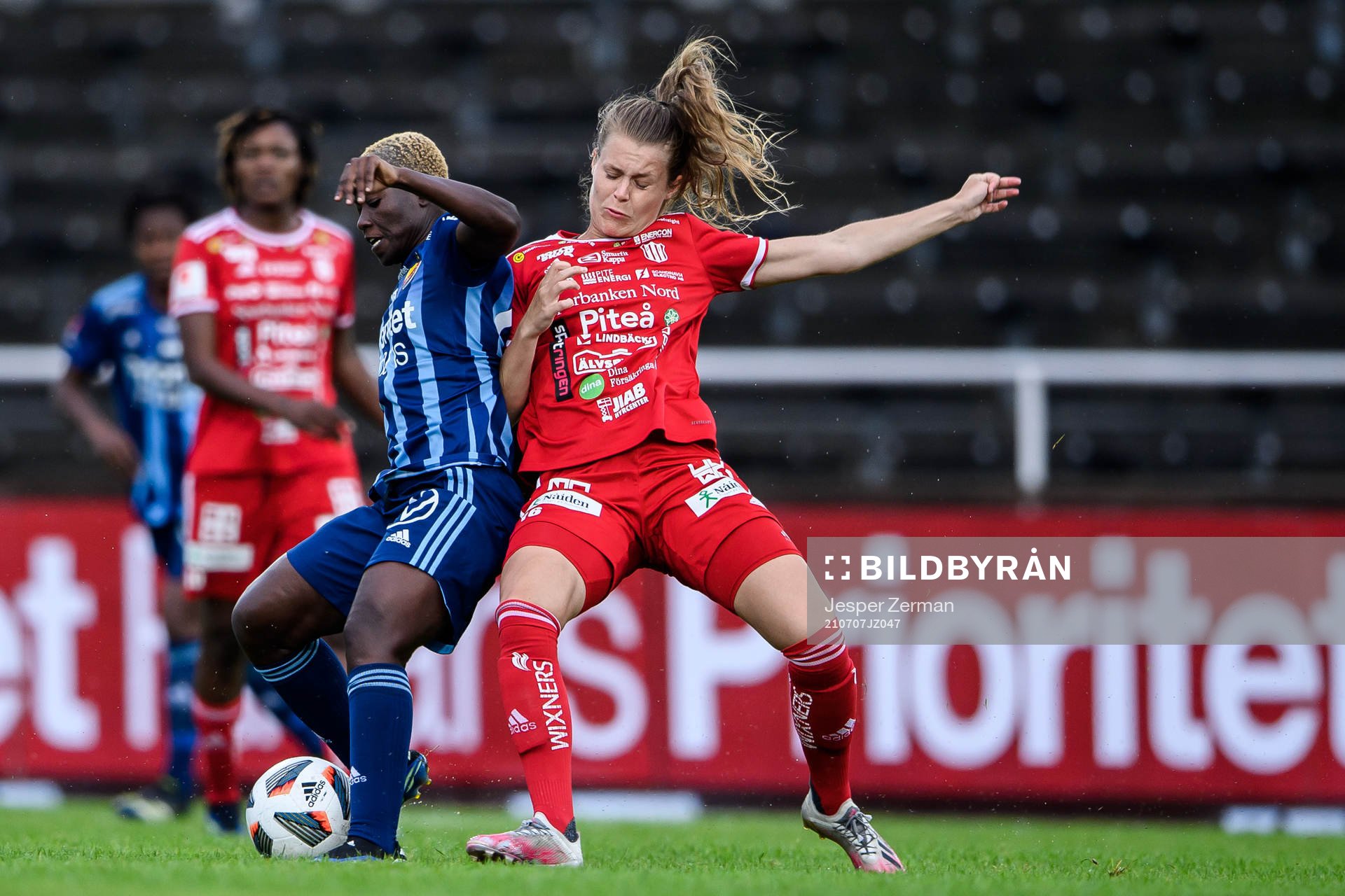Djurgårdens Elizabeth Addo och Piteås Maja Green