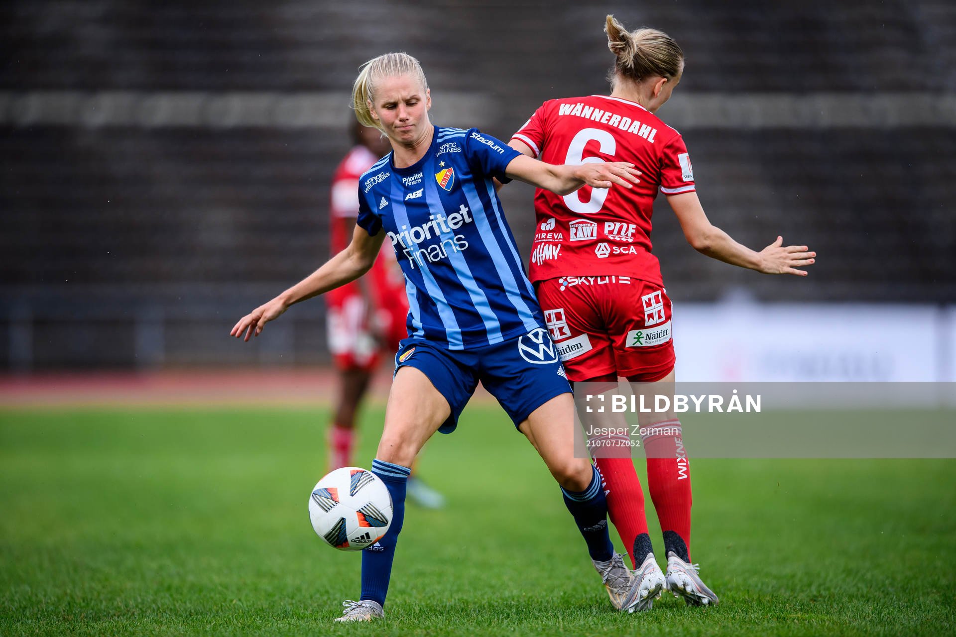 Djurgårdens Nellie Lilja och Piteås Sofia Wännerdahl