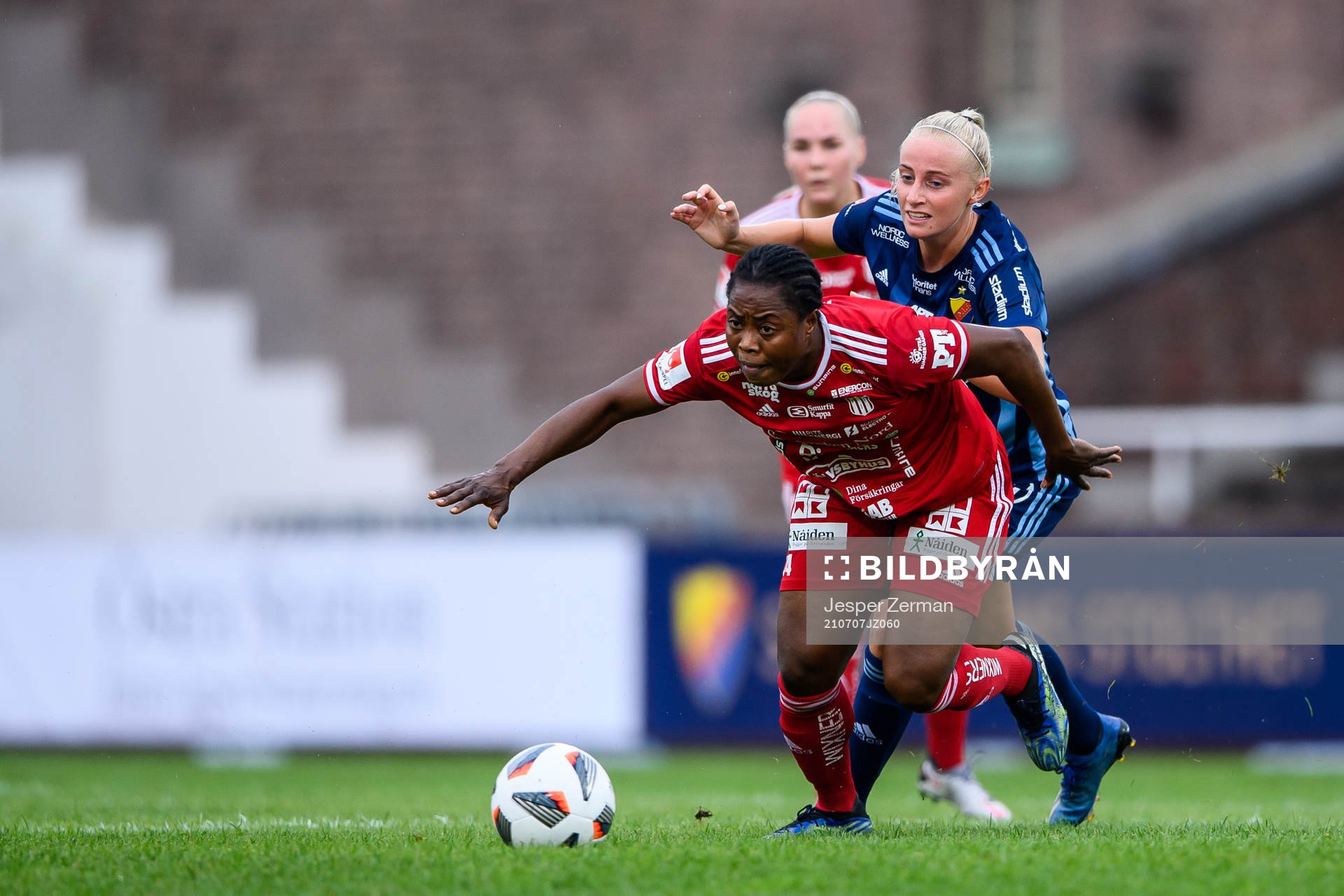 Piteås Faith Ikidi Michael och Djurgårdens Hanna Stokki under fotbollsmatchen i Damallsvenskan mellan Djurgården och Piteå den 7 juli 2021 i Stockholm.