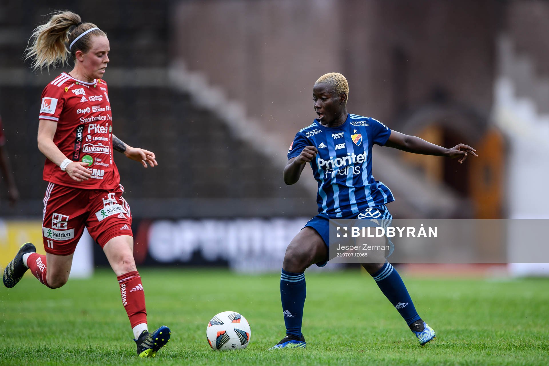 Piteås Cecilia Edlund och Djurgårdens Elizabeth Addo