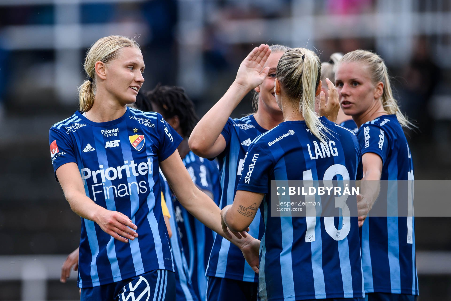 Djurgårdens Sara Olai (v) jublar