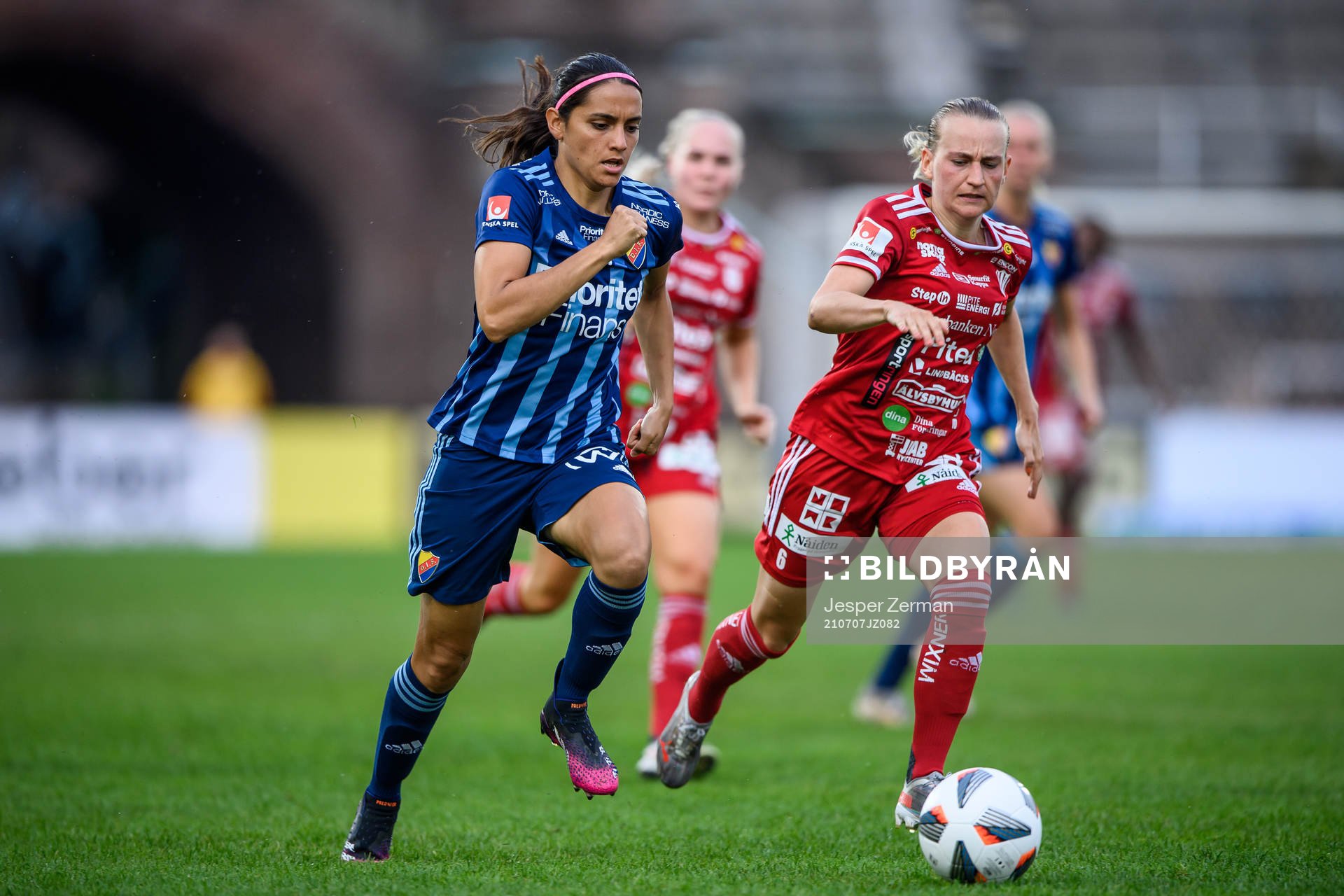 Djurgårdens Daniela Zamora och Piteås Sofia Wännerdahl