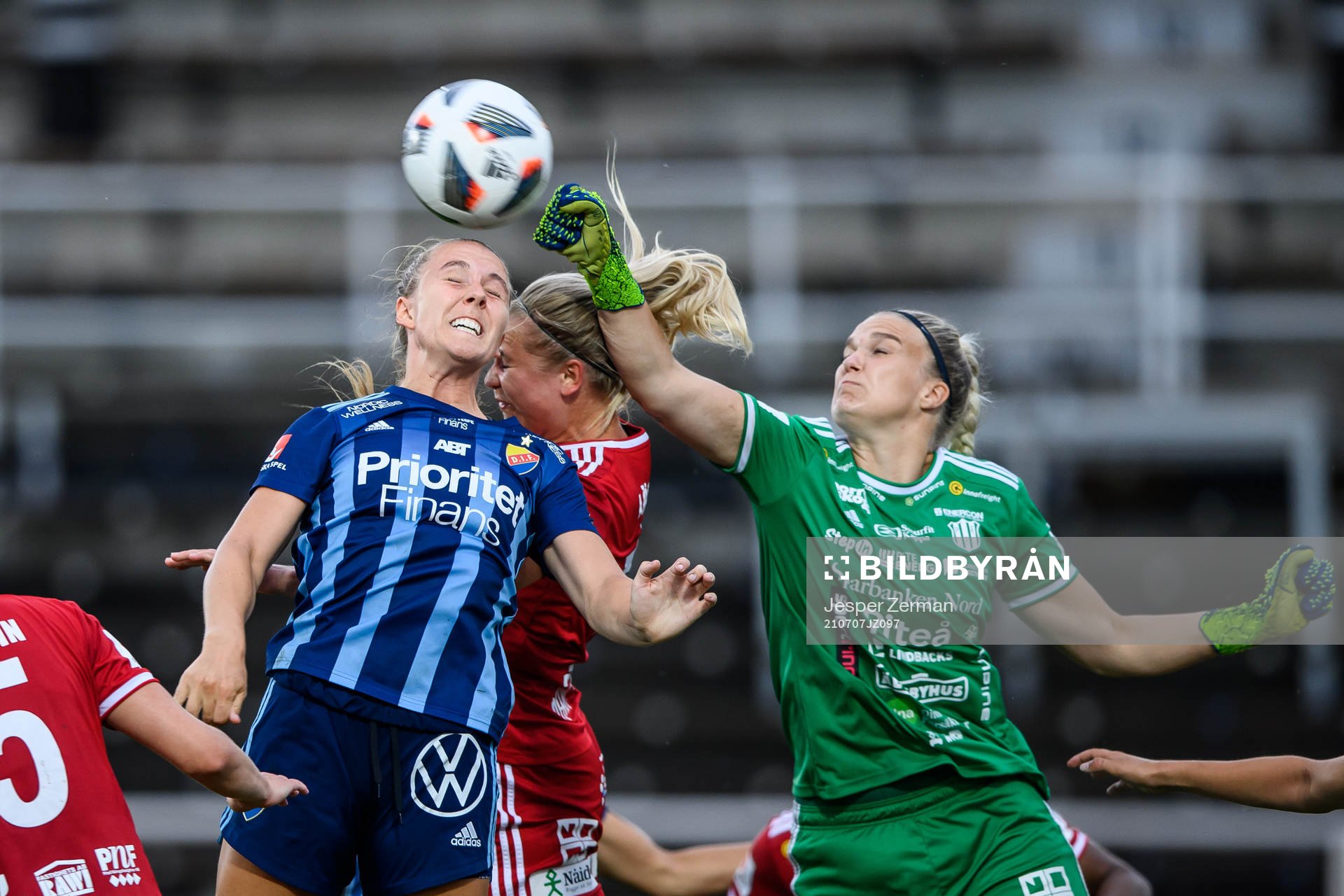 Djurgårdens Gudrun Arnadottir och Piteås målvakt Nichole