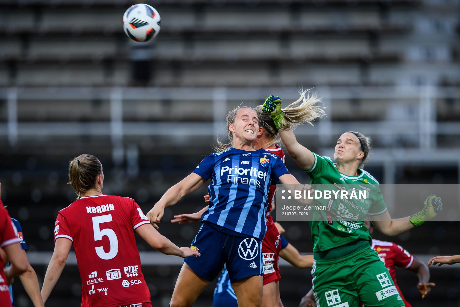 Djurgårdens Gudrun Arnadottir och Piteås målvakt Nichole