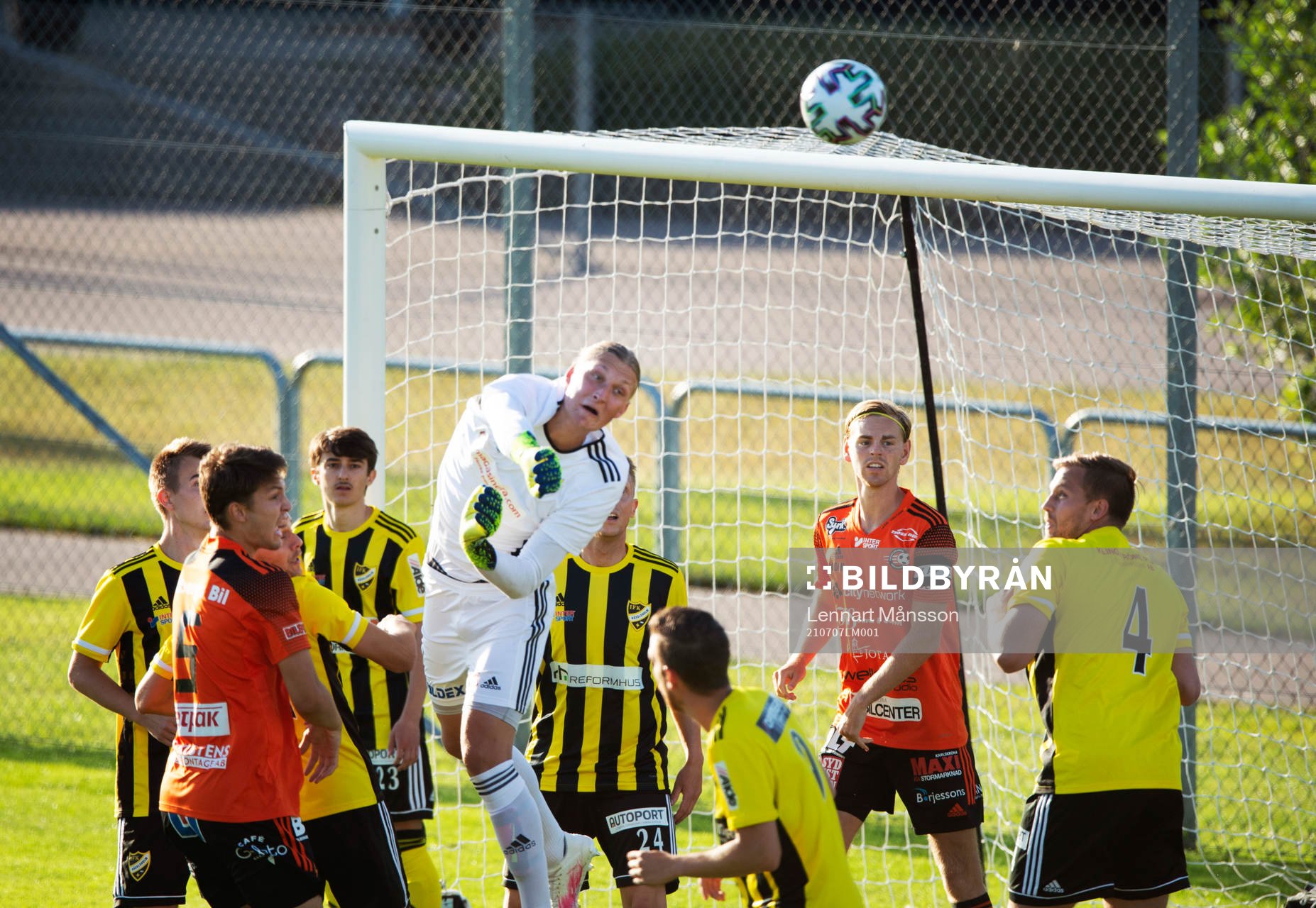 IFK Hässleholms målvakt Carl Lundahl Persson boxar undan
