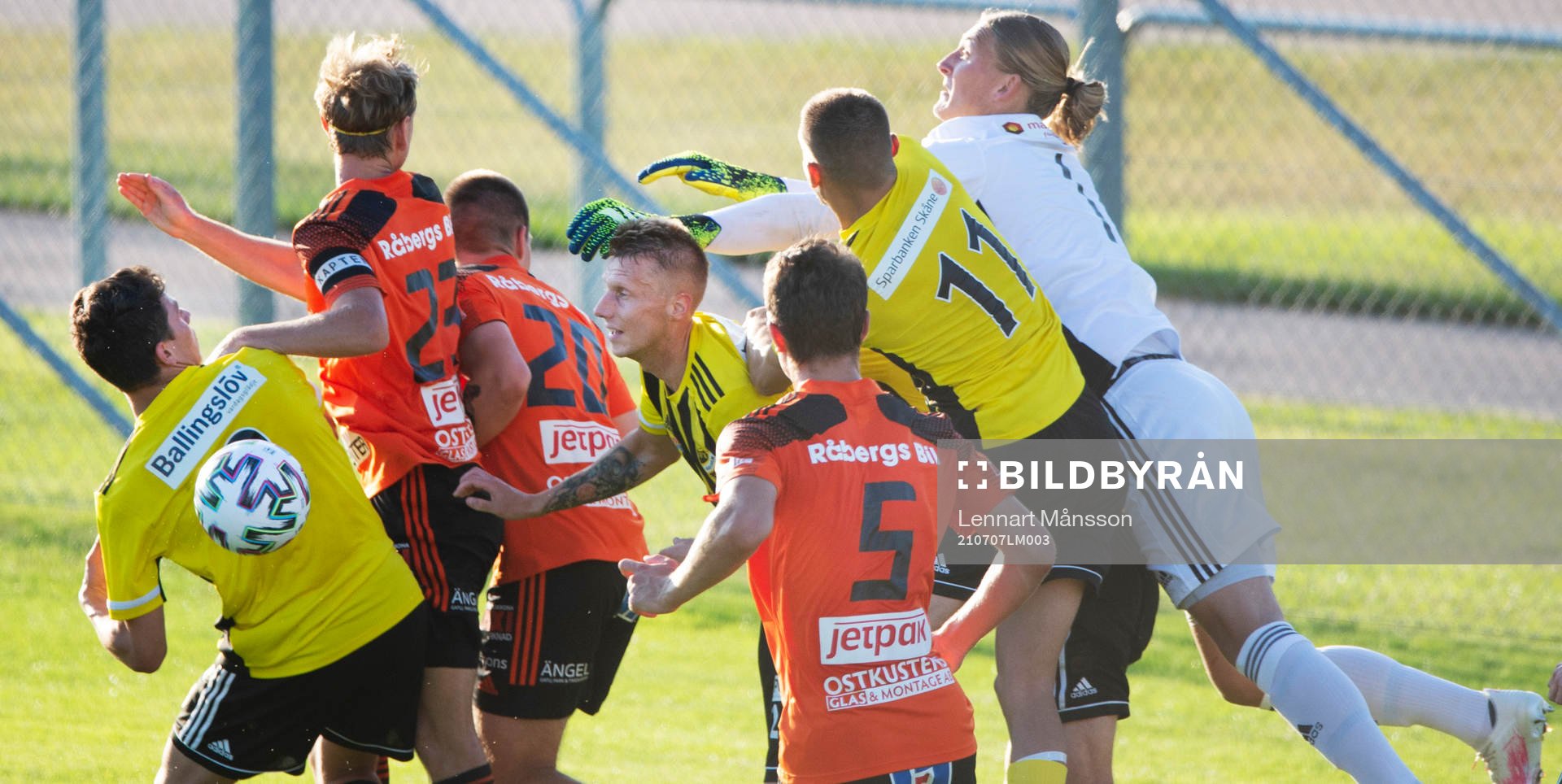 IFK Hässleholms målvakt Carl Lundahl Persson boxar undan