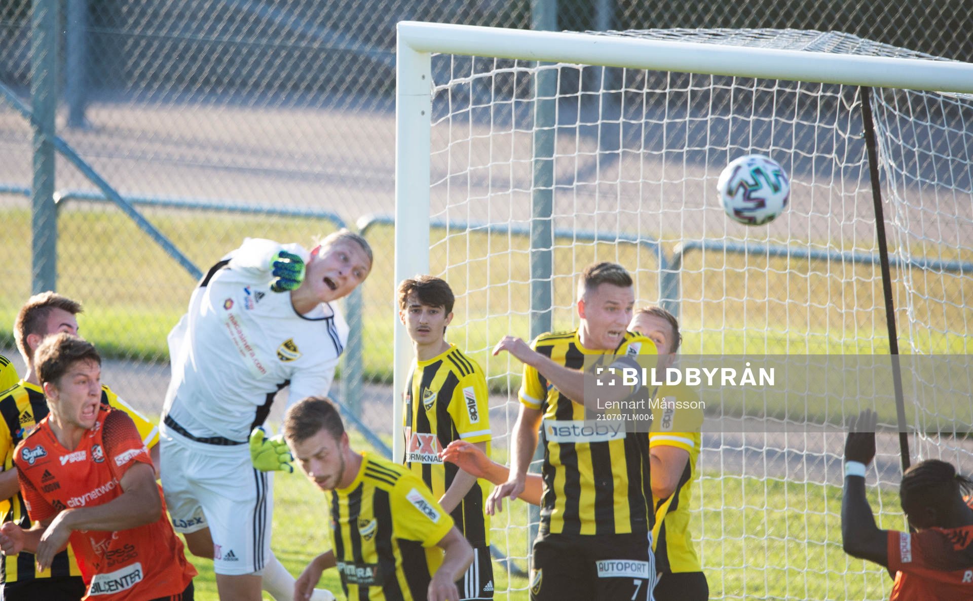 IFK Hässleholms målvakt Carl Lundahl Persson boxar undan