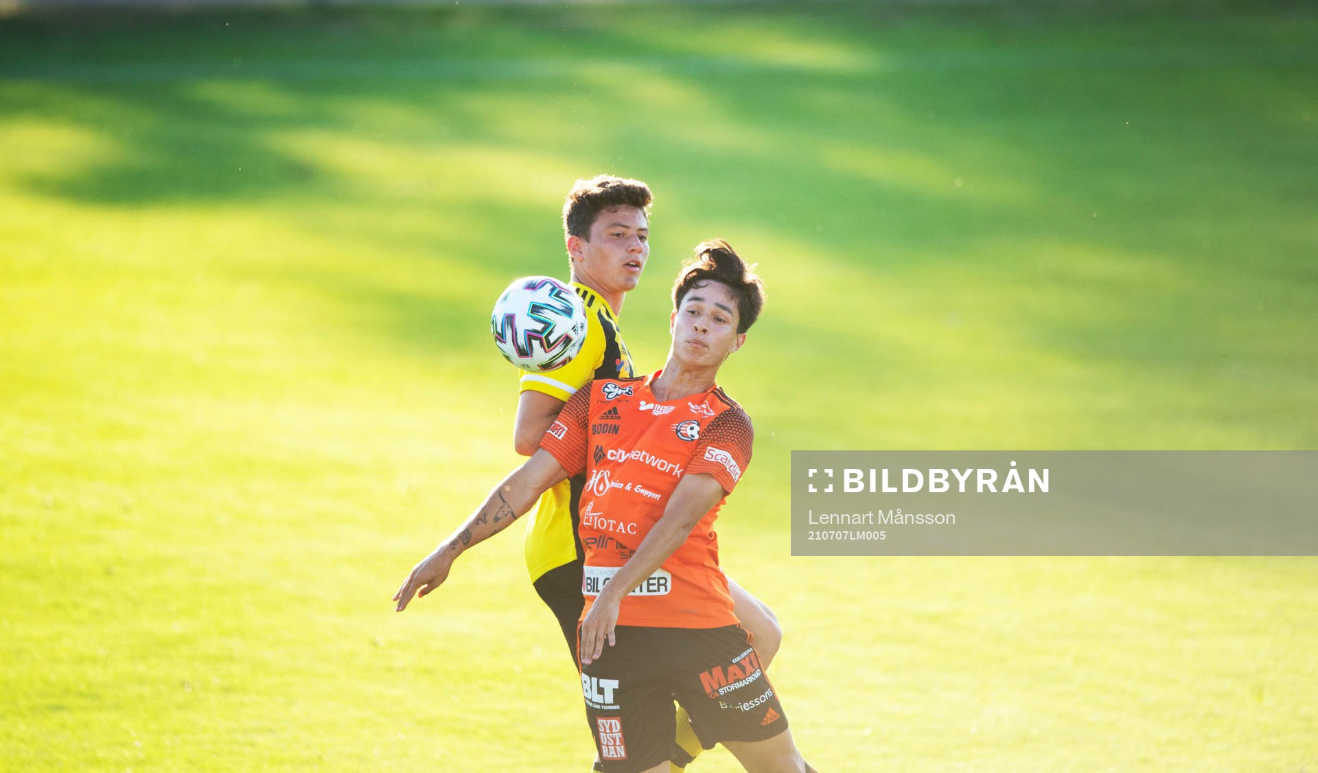 IFK Hässleholms Isak Orajärvi och Karlskronas Kangeman i matchen i division 2 mellan iFK Hässleholm och Karlskrona i Hässleholm 7 juli 2021.