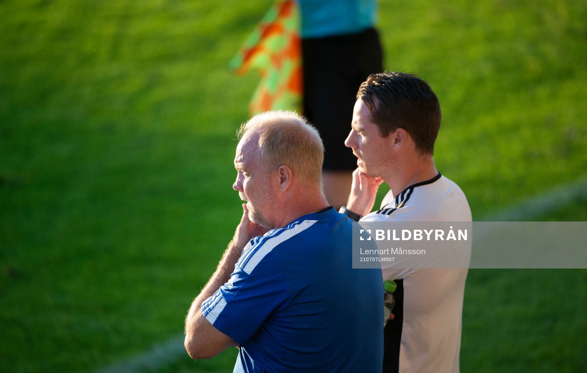 IFK Hässleholms tränarduo Johan Persson och Percy Olsson i matchen i division 2 mellan iFK Hässleholm och Karlskrona i Hässleholm 7 juli 2021.