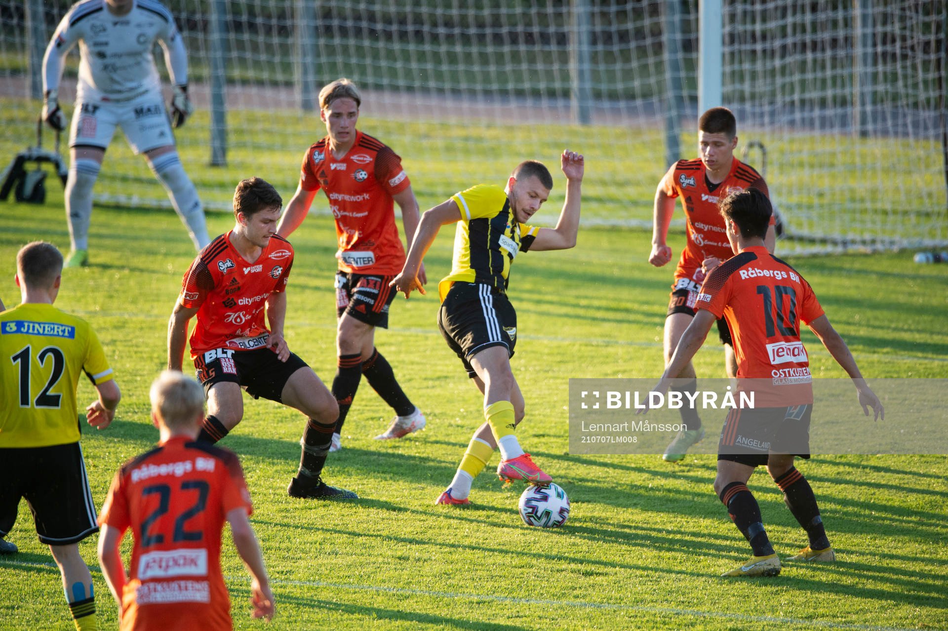 IFK Hässleholms Ivan Danielsson Andanovski, ensam är stark, i matchen i division 2 mellan iFK Hässleholm och Karlskrona i Hässleholm 7 juli 2021.