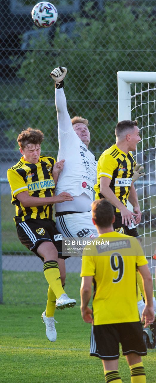 Karlskronas målvakt boxar bort bollen i matchen i division