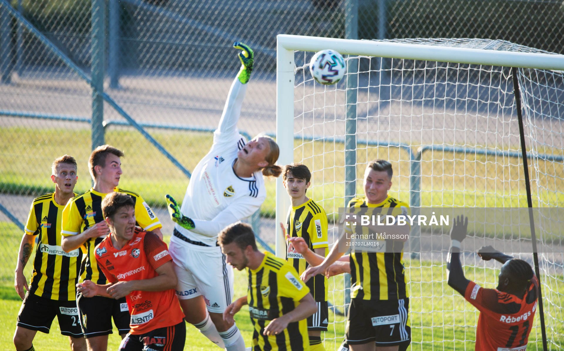 IFK Hässleholms målvakt Carl Lundahl Persson boxar undan