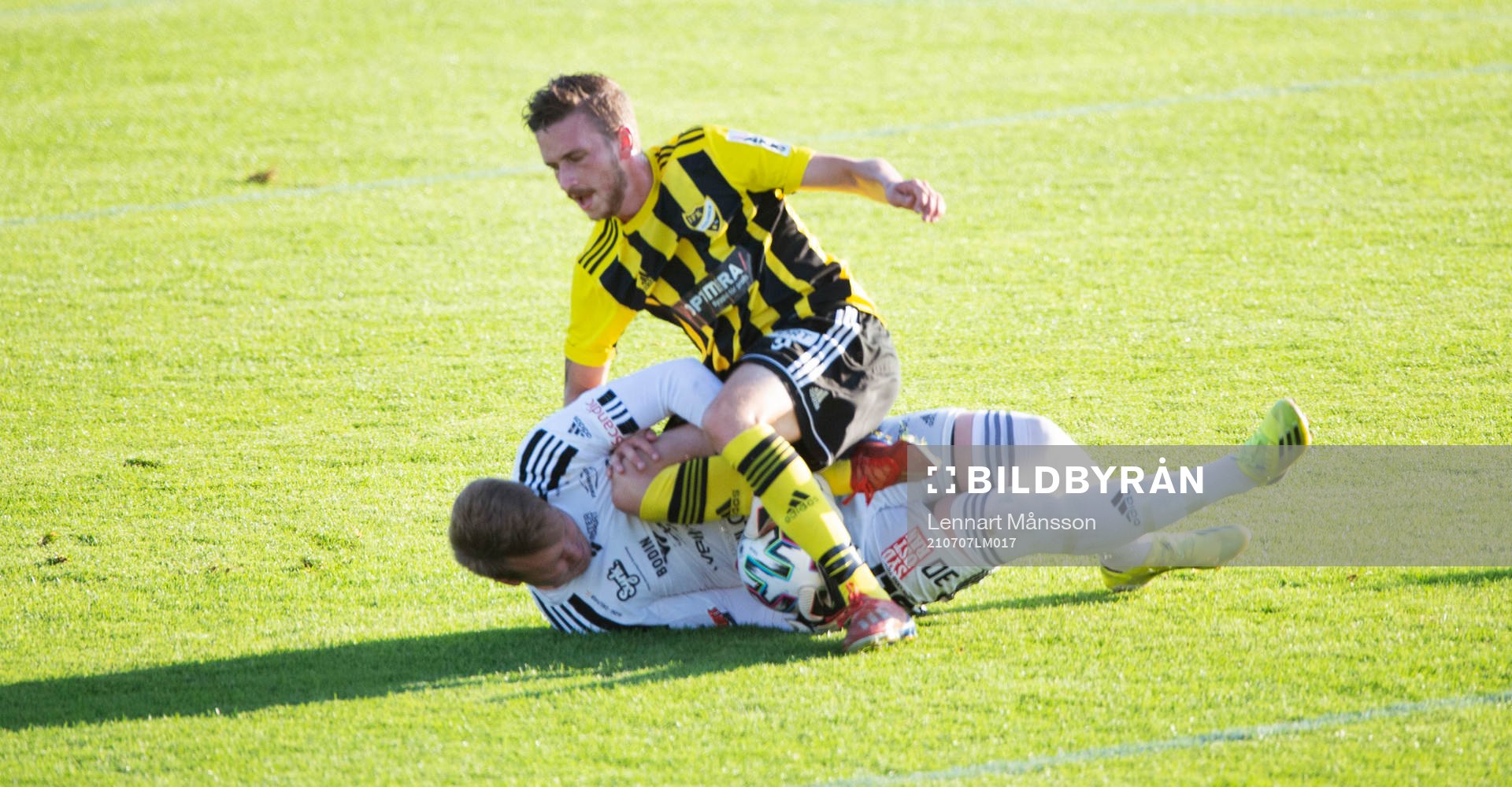 Karlskronas målvakt stoppar IFK Hässleholms  Max Sandberg