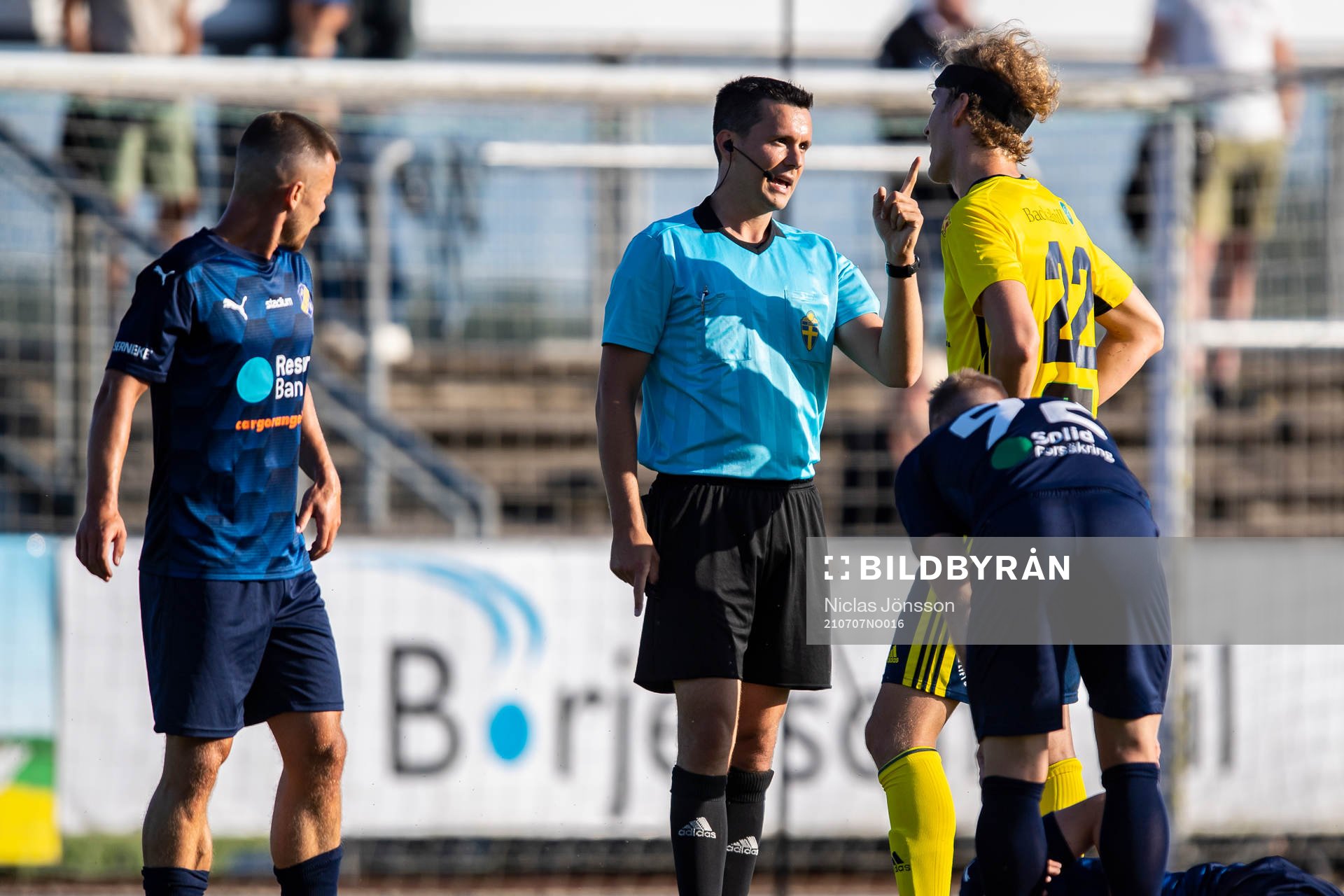 domare Ivan Prgomet i diskussion med Ängelholms Erik Widén under fotbollsmatchen i Division 2 Västra Götaland mellan Ängelholm och Eskilsminne den 7 juli 2021 i Ängelholm.
