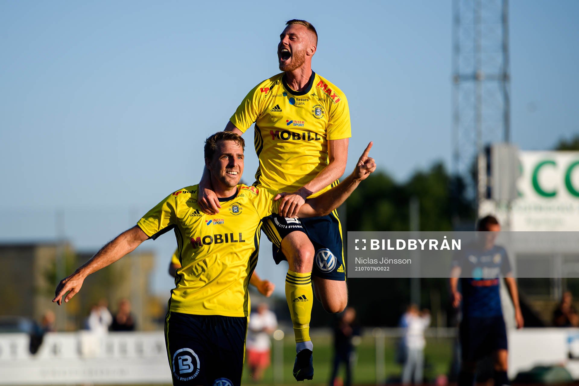 Ängelholms Johan Oremo och Anton Kinnander jublar
