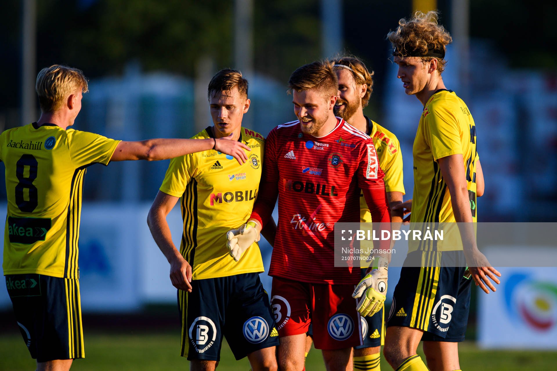 Ängelholms målvakt Robin Streifert jublar med lagkamrater