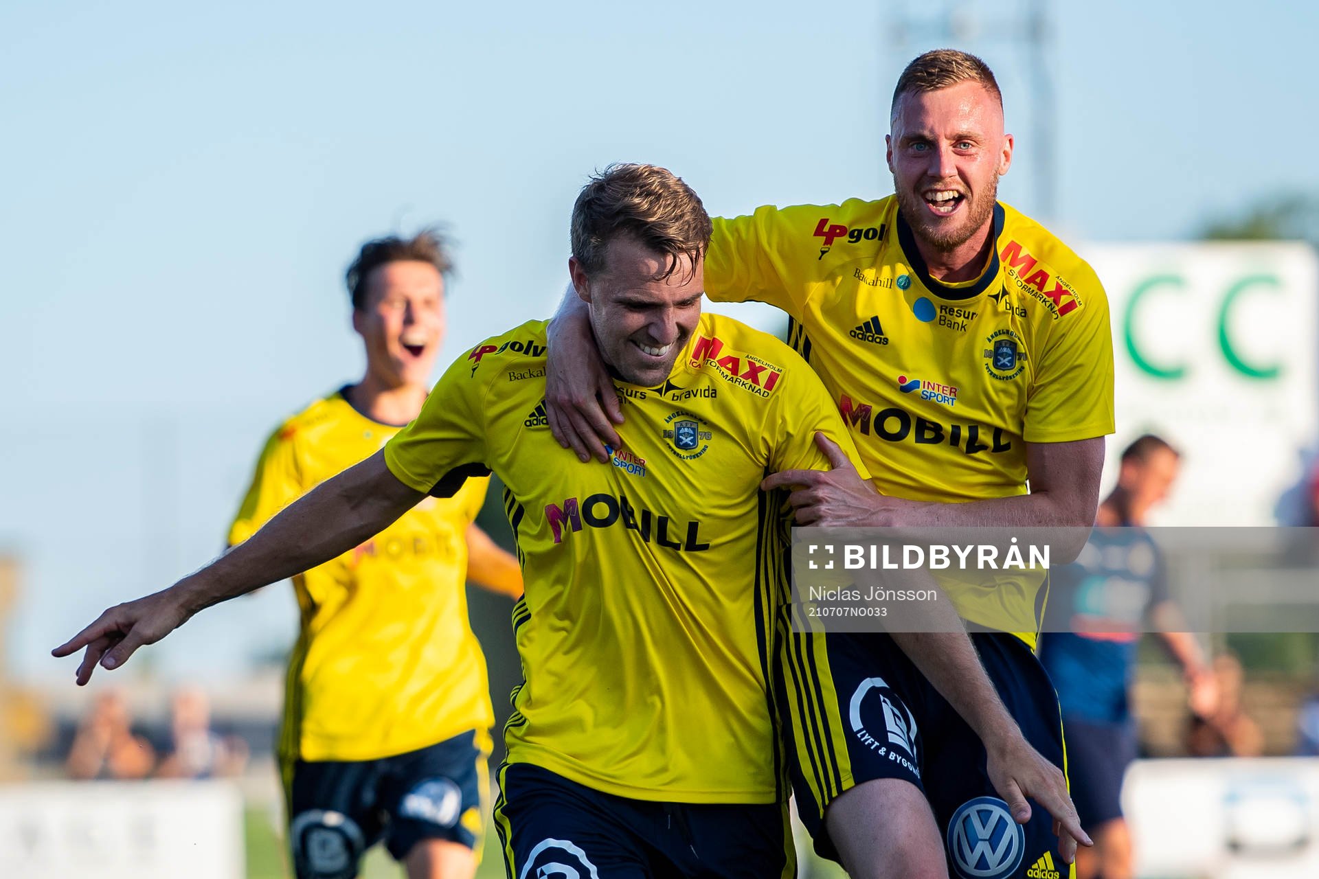 Ängelholms Johan Oremo  och Anton Kinnander  jublar
