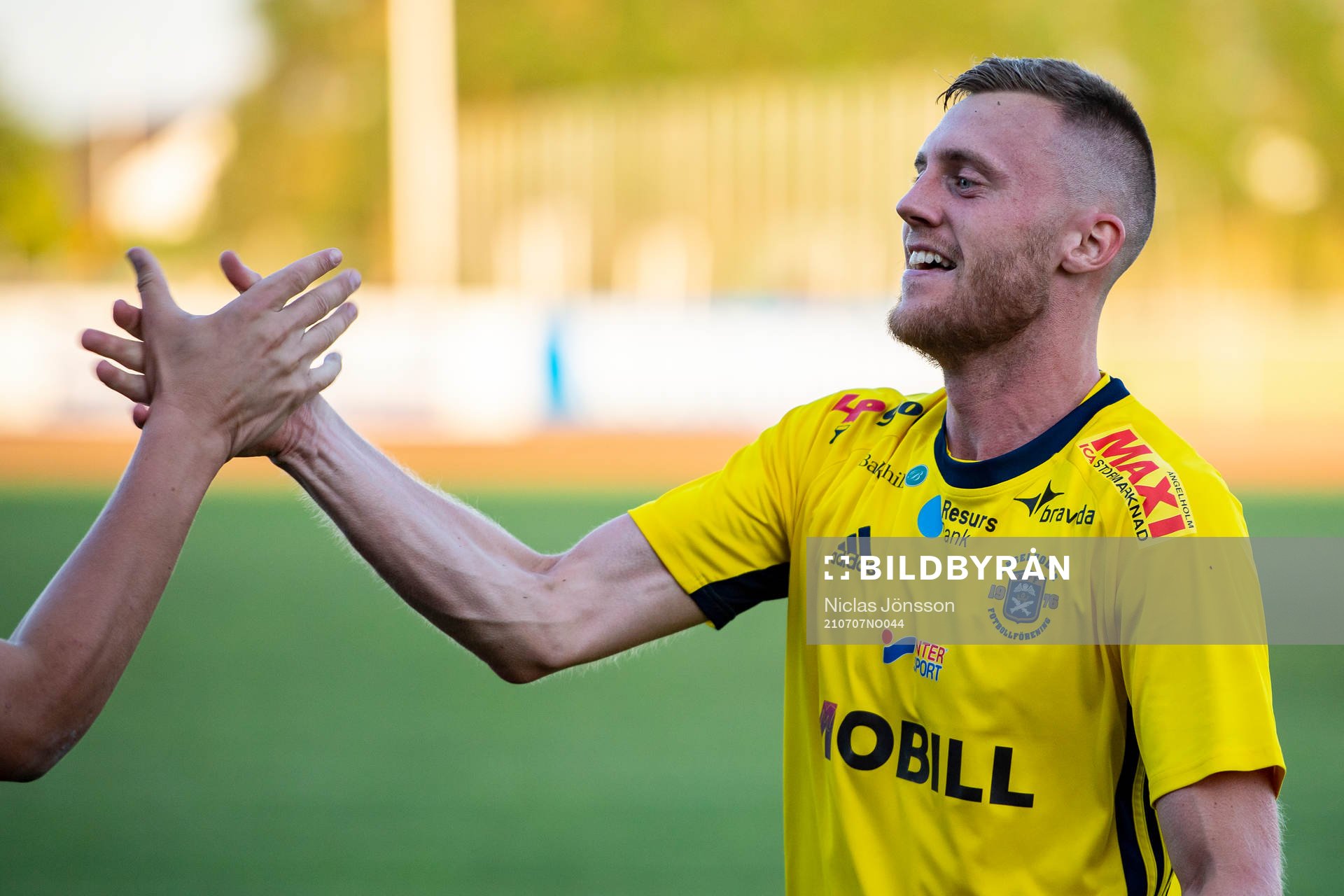 Ängelholms Anton Kinnander jublar efter fotbollsmatchen i Division 2 Västra Götaland mellan Ängelholm och Eskilsminne den 7 juli 2021 i Ängelholm.