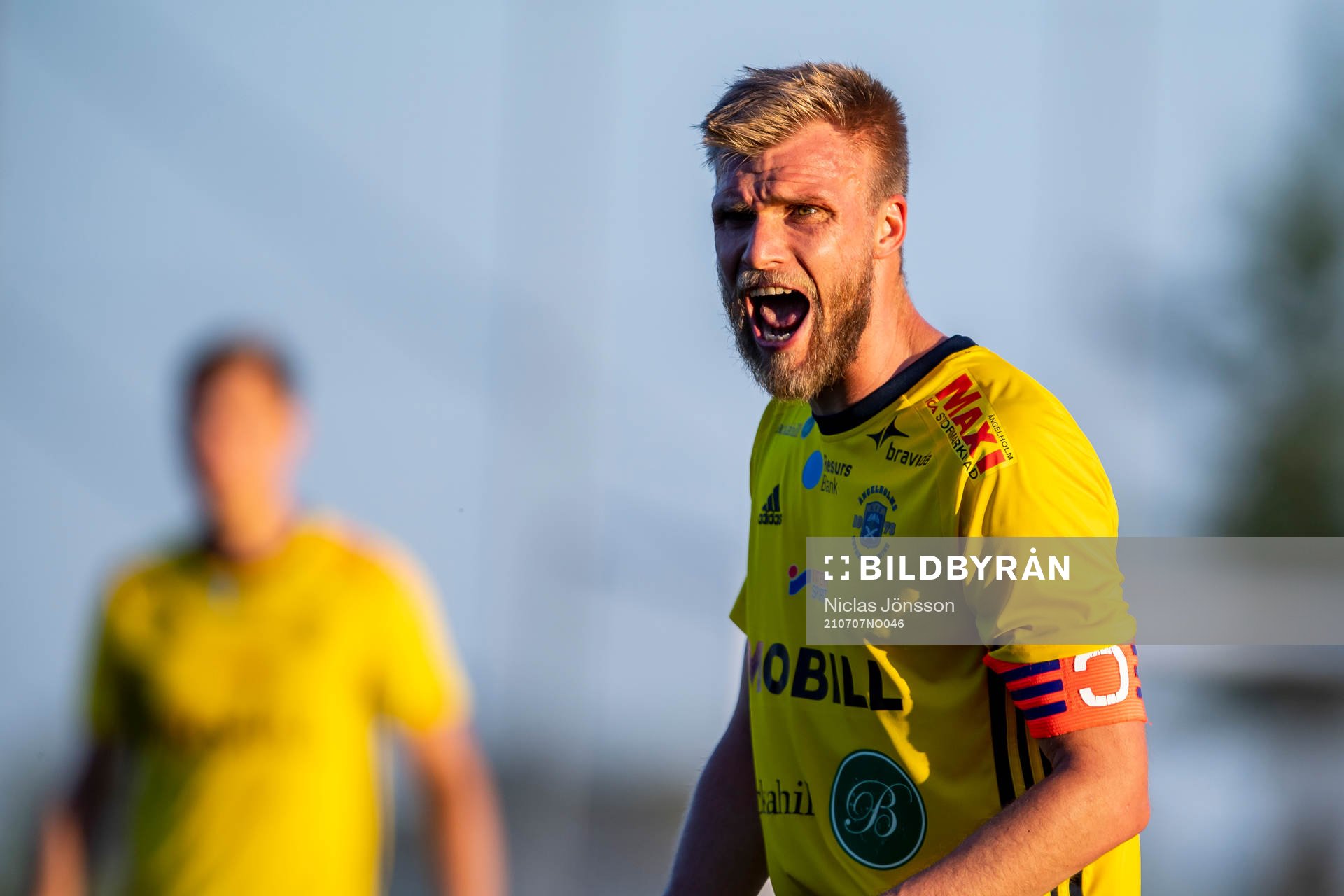 Ängelholms Robin Nilsson reagerar på ett domslut