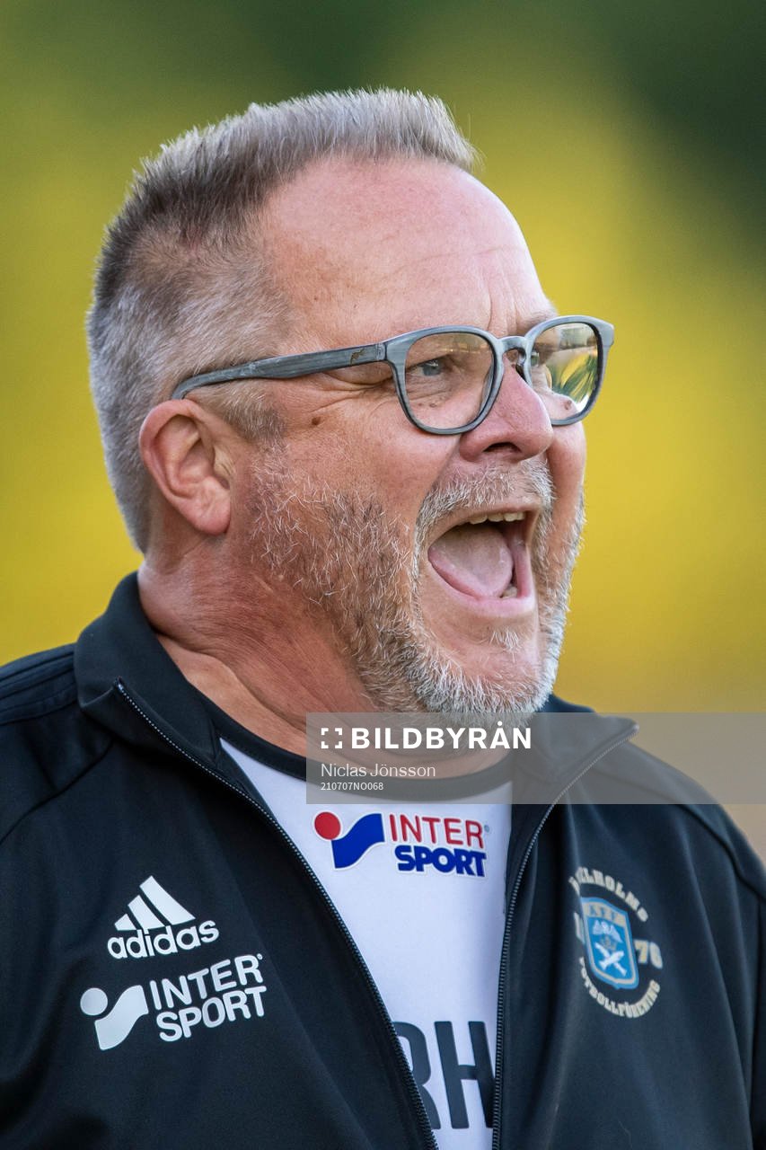 Ängelholms tränare Roar Hansen reagerar