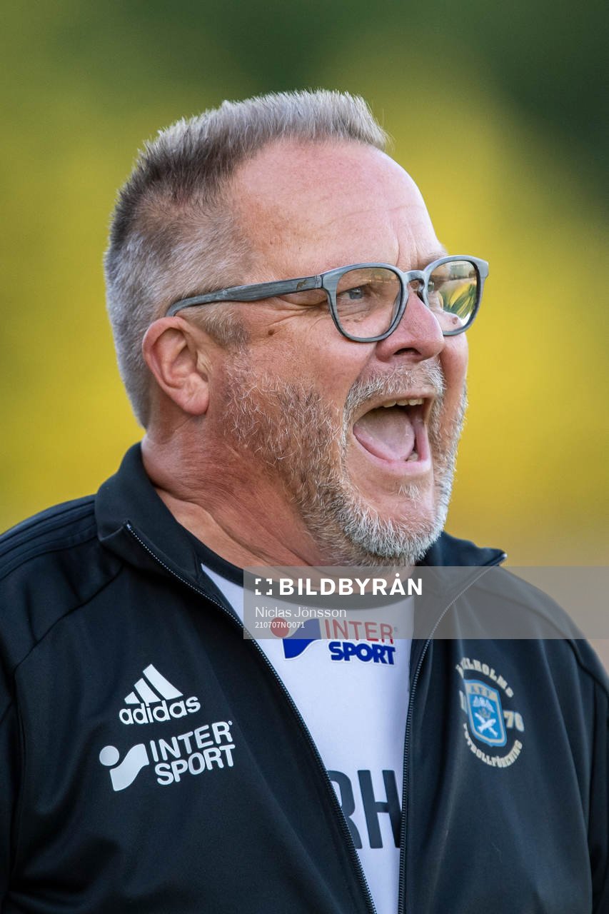 Ängelholms tränare Roar Hansen reagerar