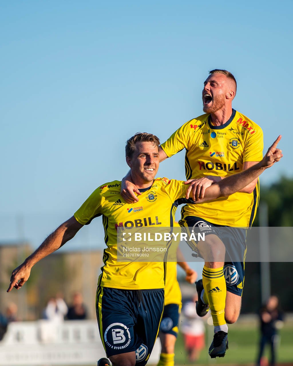 Ängelholms Johan Oremo och Anton Kinnander  jublar