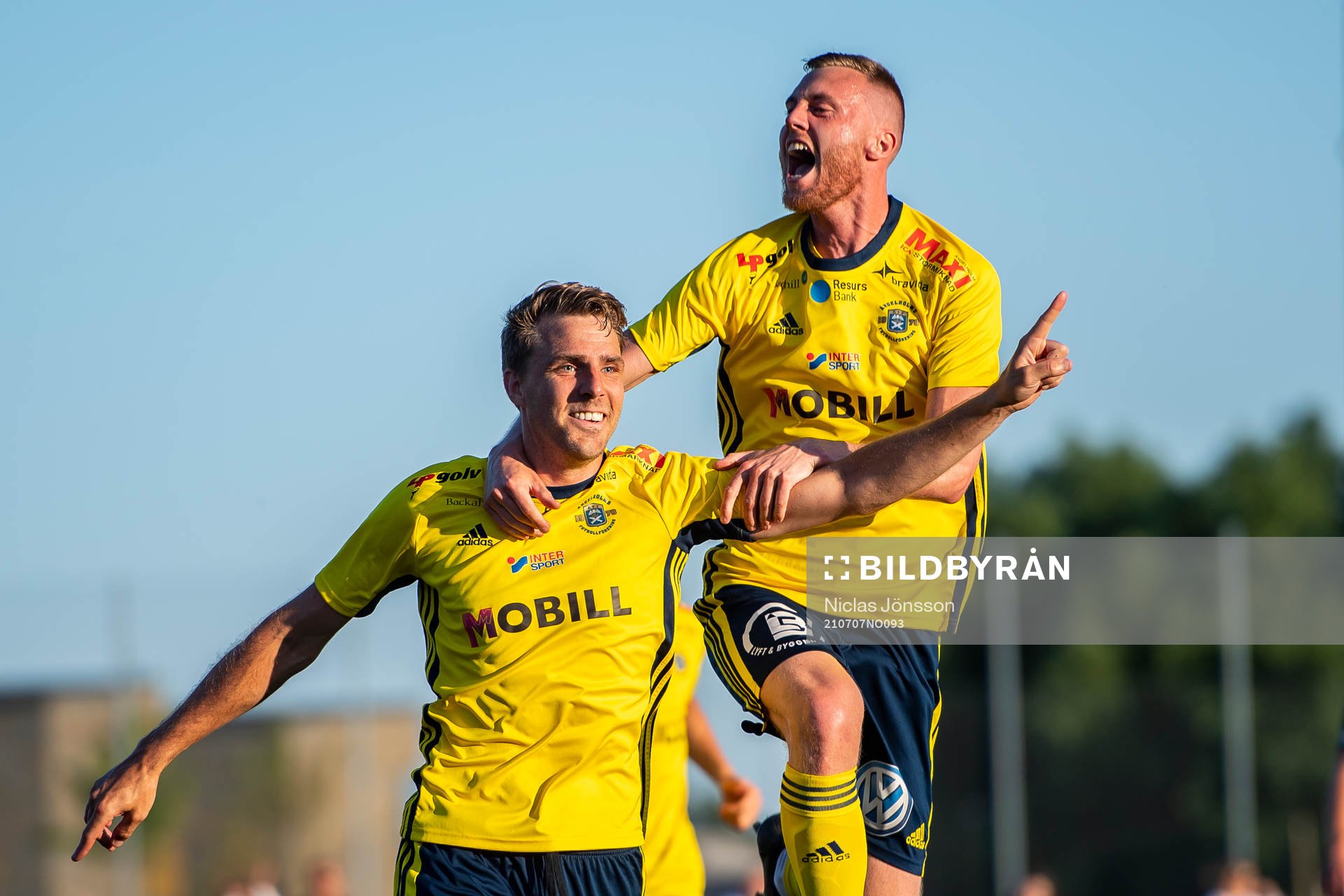 Ängelholms Johan Oremo och Anton Kinnander  jublar