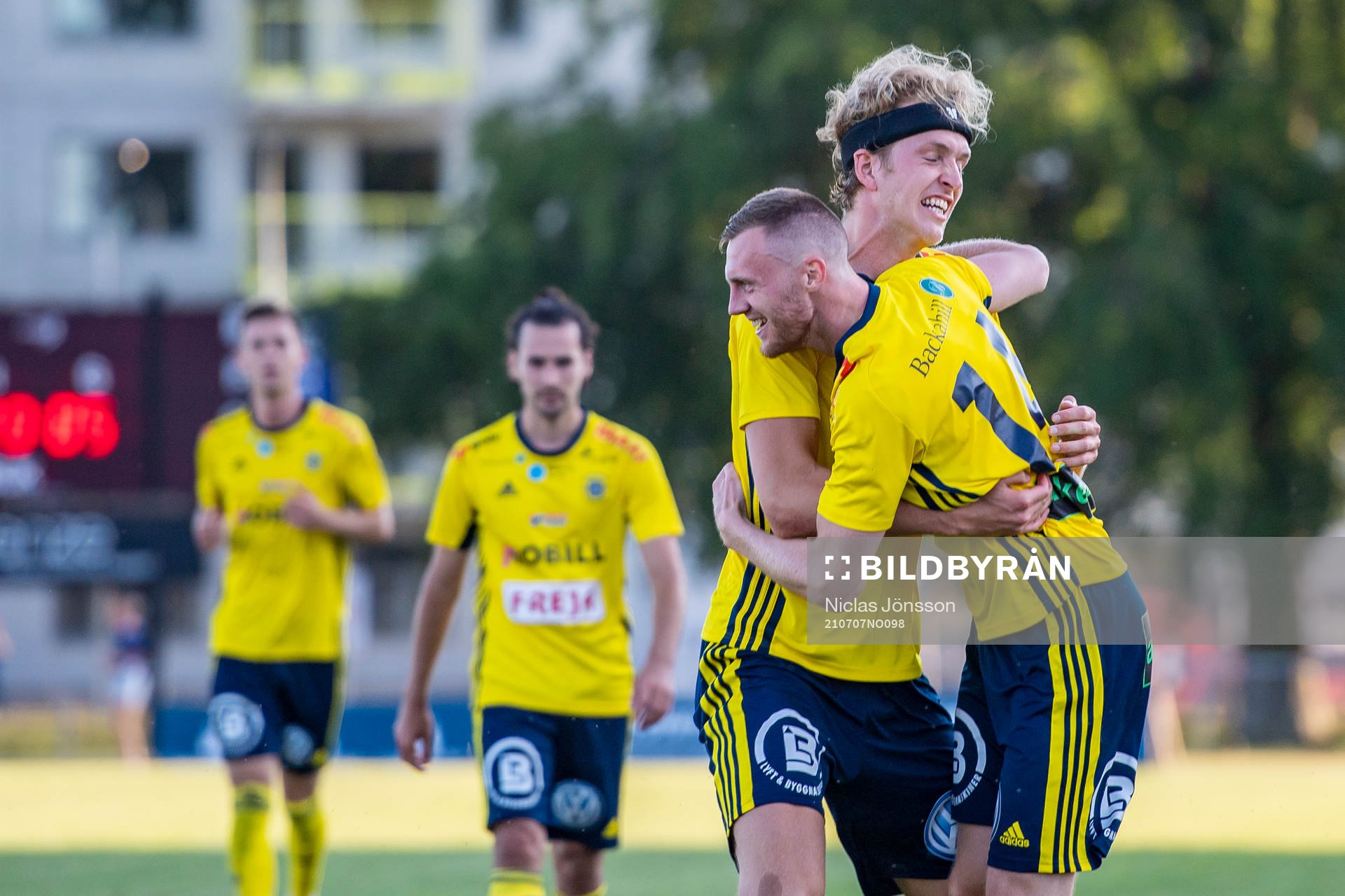 Ängelholms Erik Widén och Anton Kinnander  jublar efter1-1