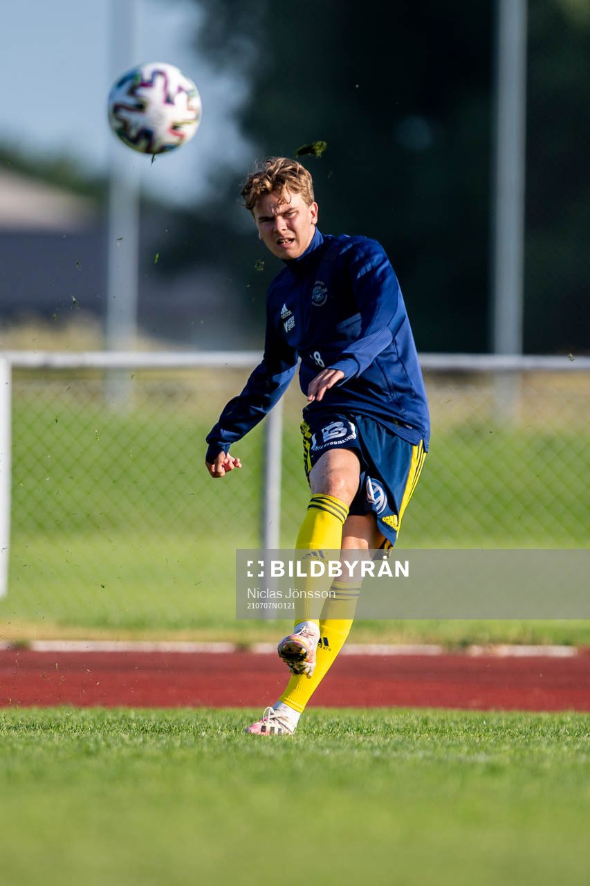 Ängelholms Anton Hallbäck under uppvärmningen inför fotbollsmatchen i Division 2 Västra Götaland mellan Ängelholm och Eskilsminne den 7 juli 2021 i Ängelholm.