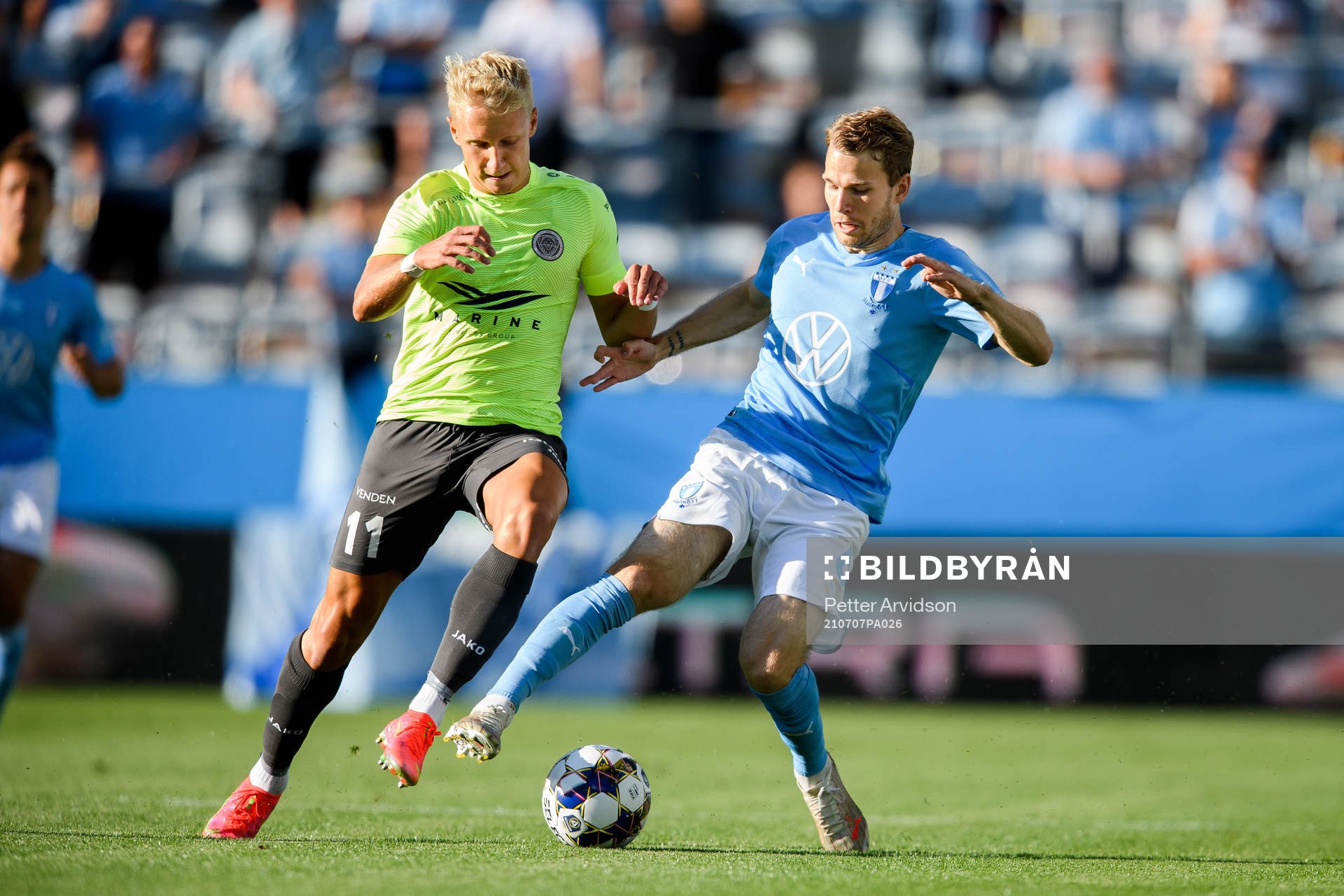 Mikael Soisalo of Riga and Oscar Lewicki of Malmö FF