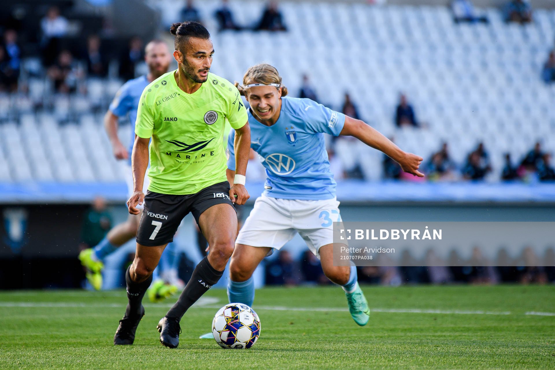 Felipe Brisola of Riga and Sebastian Nanasi of Malmö FF