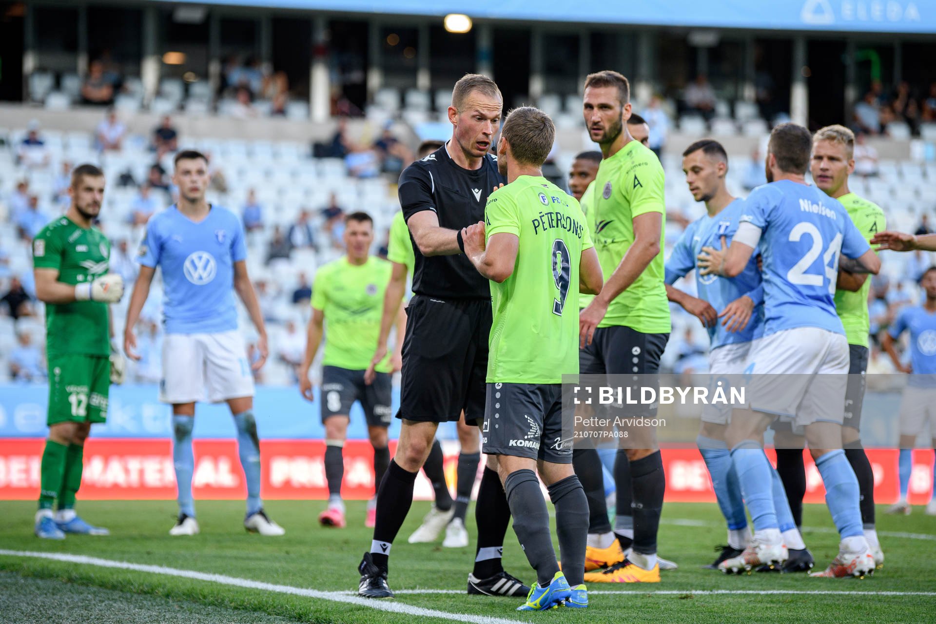 Referee Kaarlo Oskari Hämäläinen and Armands Petersons