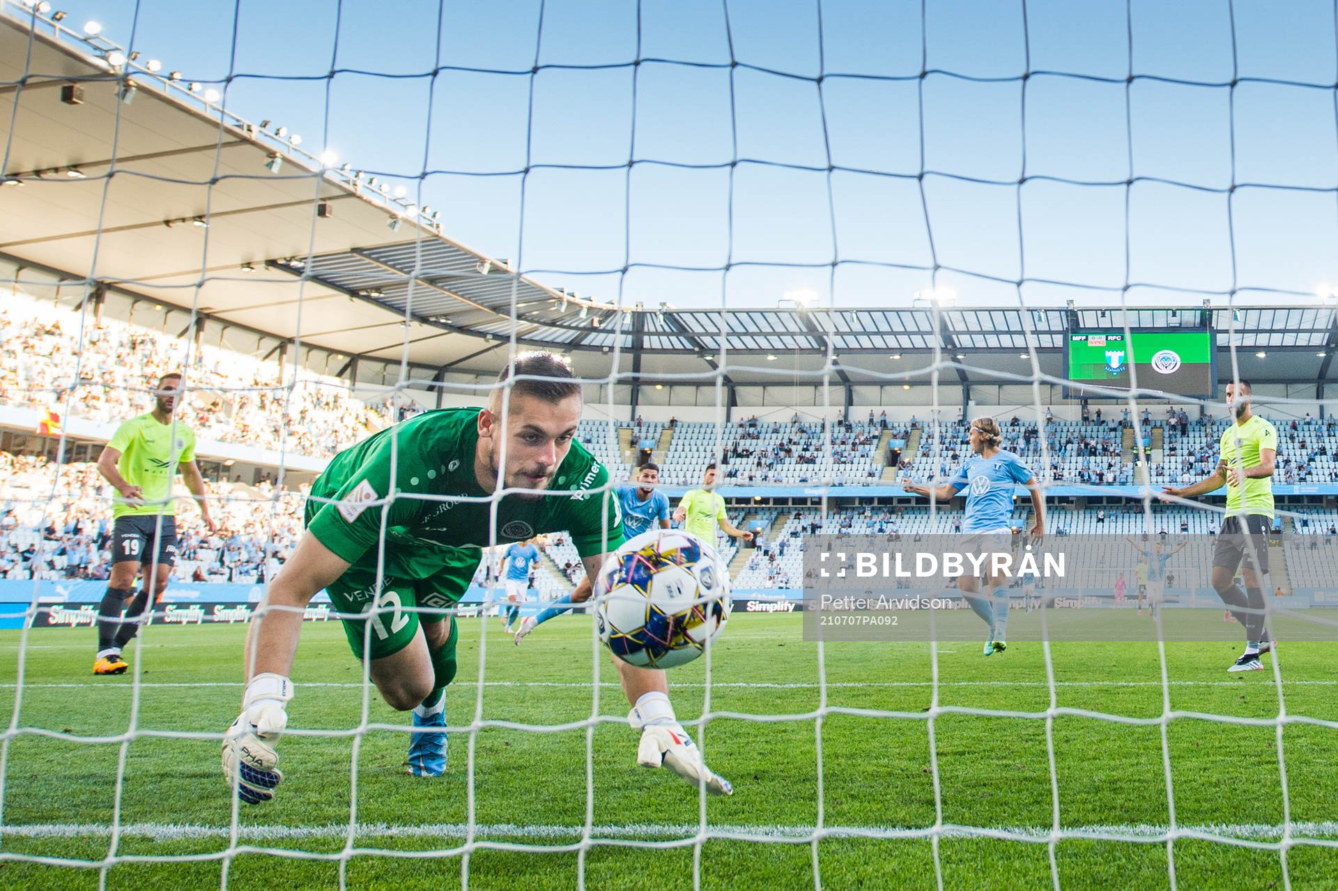 Antonio Colak of Malmö FF scores the 1-0 goal against